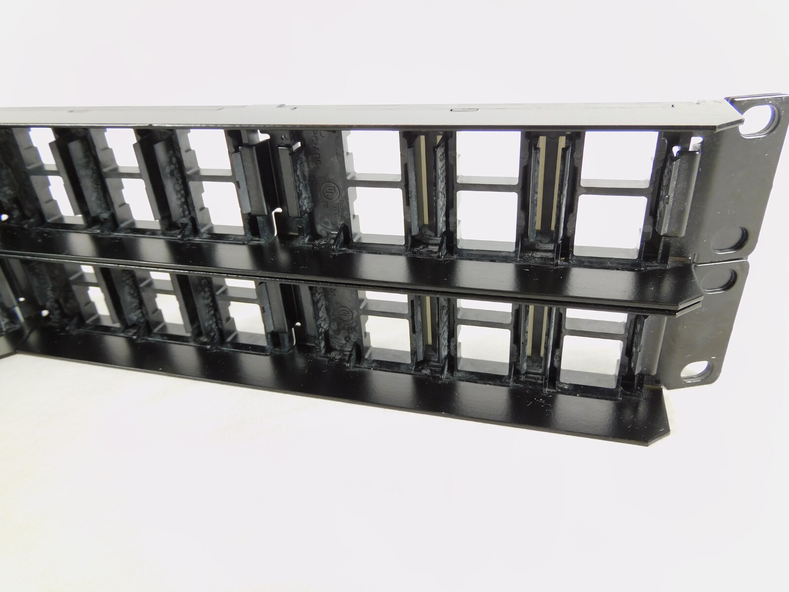 CPPA-UDDM-M-2U-48 760207308 Angled CommScope Patch Panel + Cable Management Bars