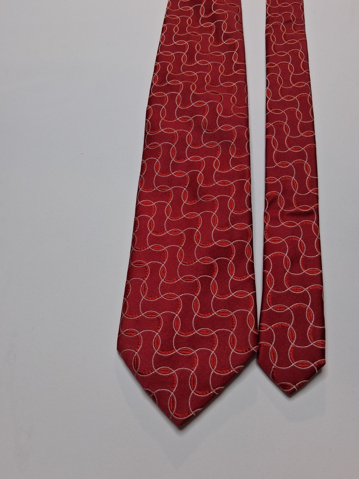 HUGO BOSS Mens Tie Red Base With Wavey Geometric Pattern, Seta Silk, Vgc
