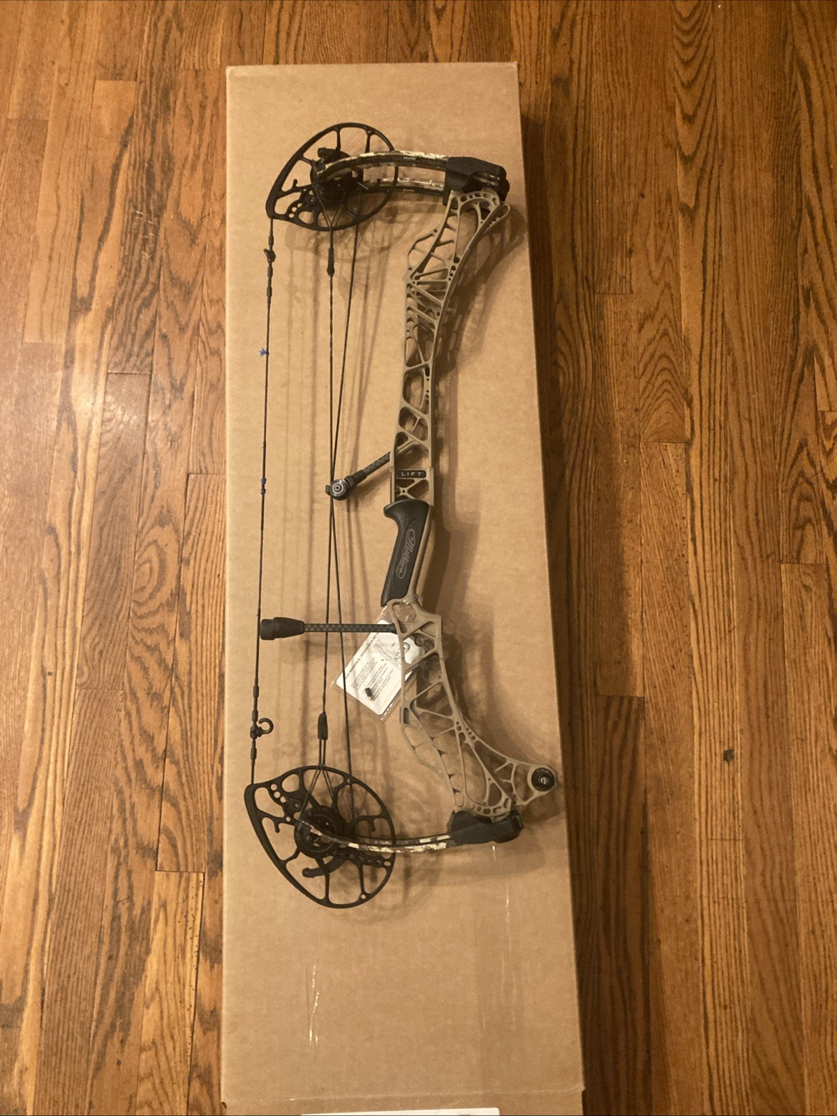Mathews Lift 29.5 LH  Earth Riser Camo Limbs 65# 30 IN Draw