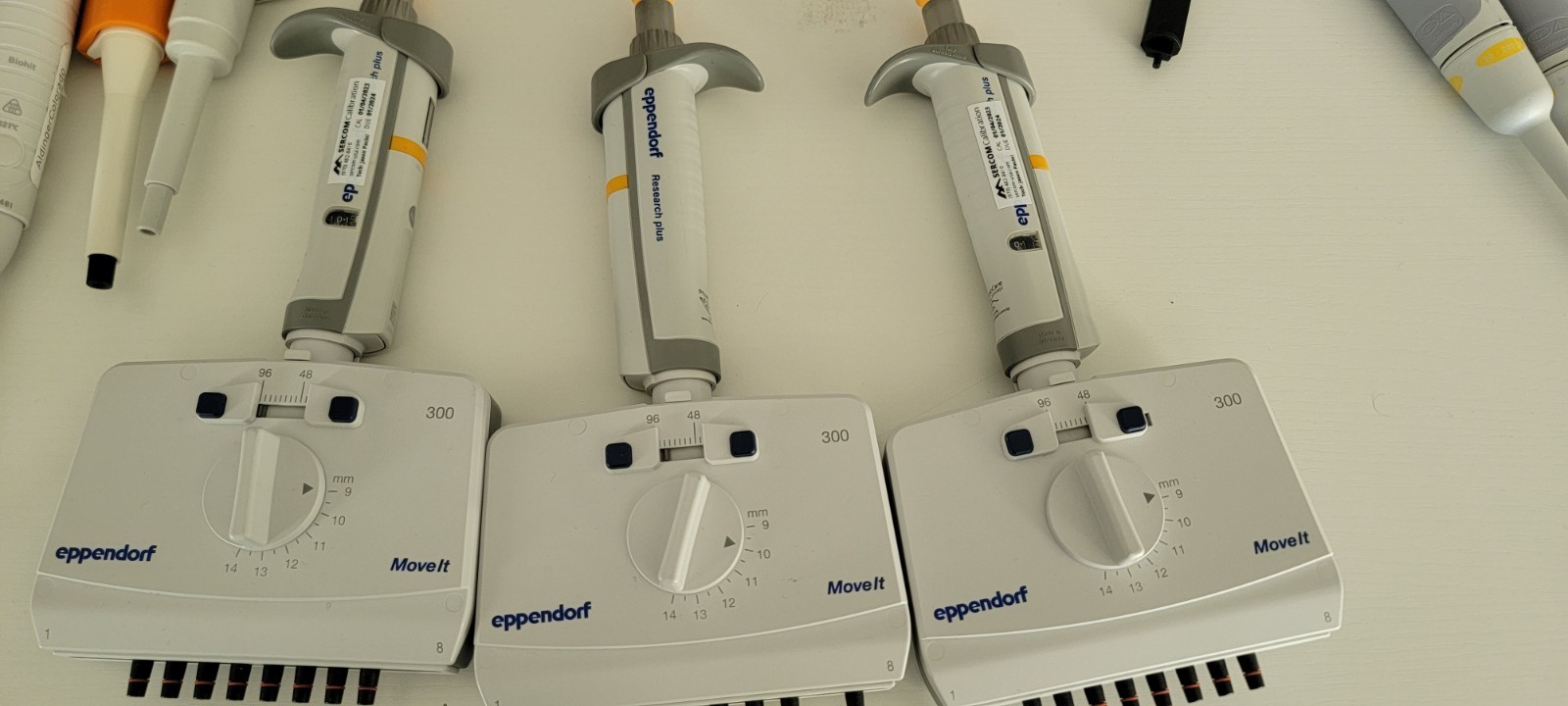 Eppendorf Research Plus Move It Pipette, 8-channel, 30 – 300 µL, 3125000176