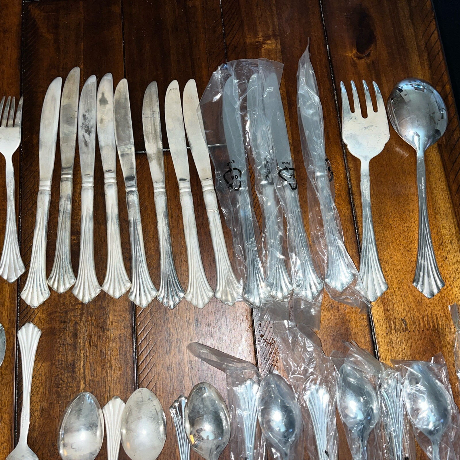 WM ROGERS & SON ROYAL PLUME 62 PIECE FLATWARE SET