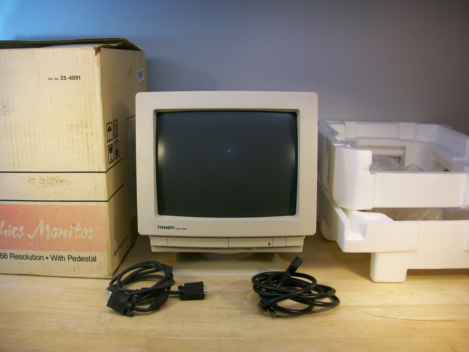 Tandy VGM-390 - CRT COMPUTER MONITOR - w/box, made in Korea 1993, near mint