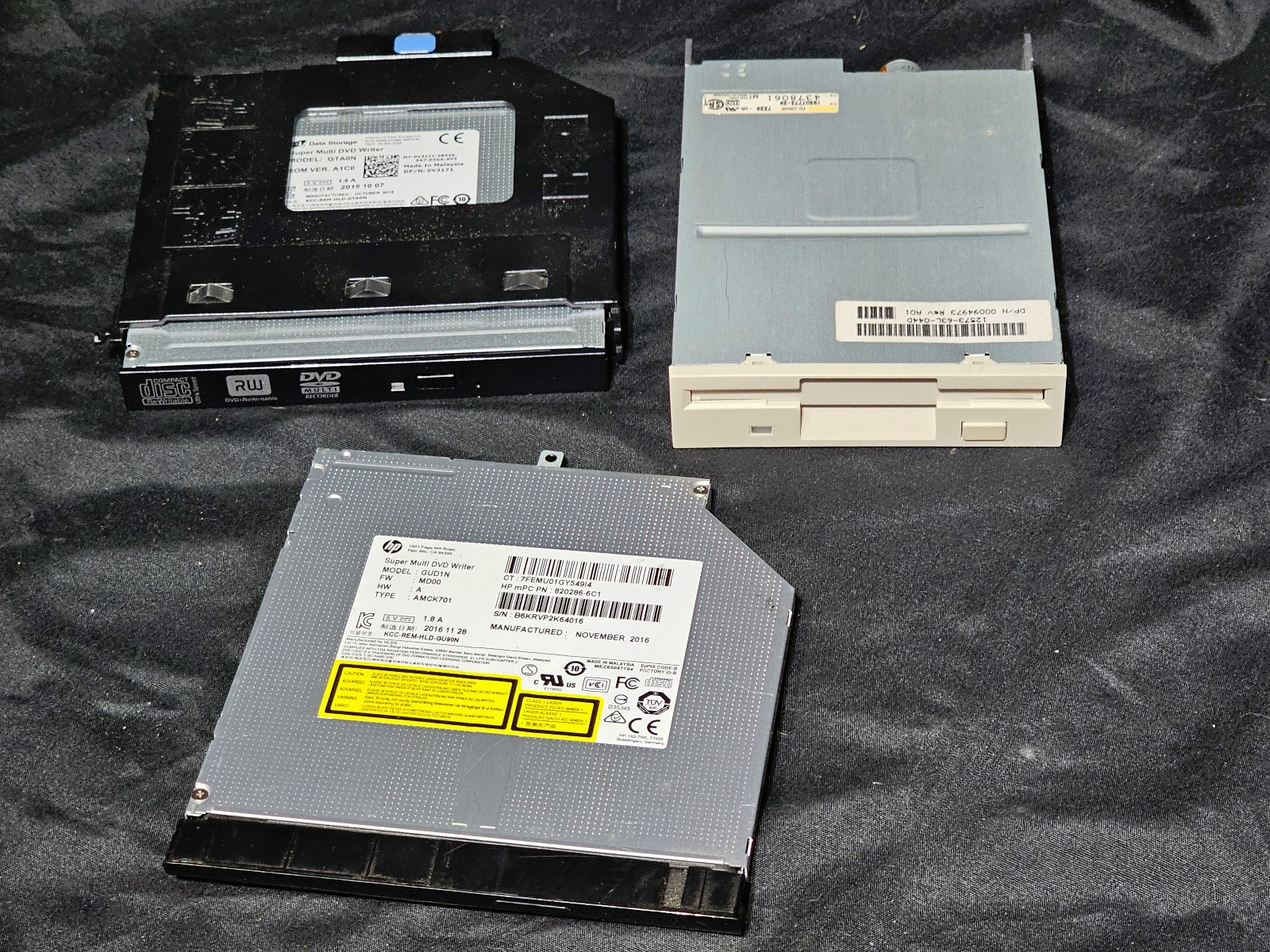 Lot of 2 SATA CD-RW Laptop Drives + 1 Floppy Drive – Untested – Free Ship