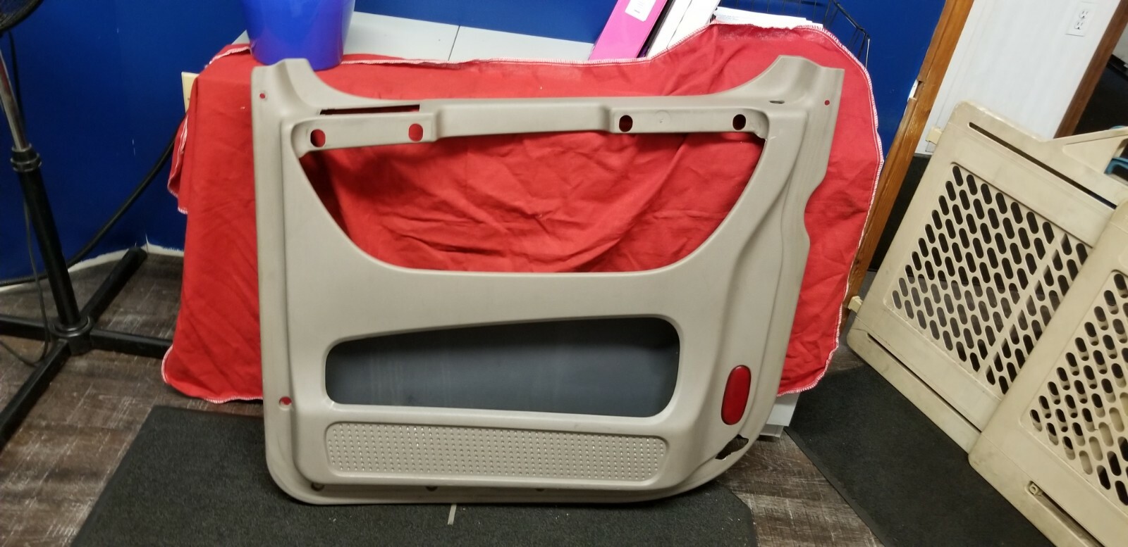 RH DOOR PANEL   16915376 RH, 10015314  FRT CASCADIA used