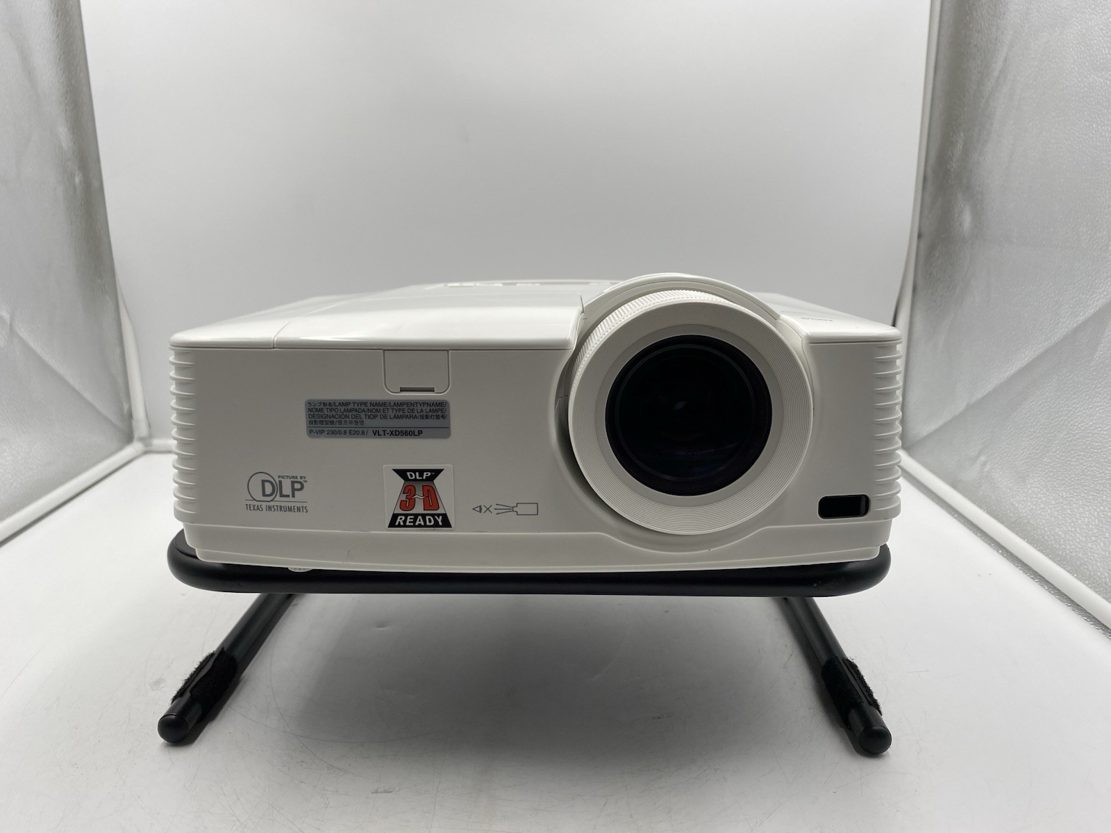 Mitsubishi WD570U DLP Projector  3D Ready (2605 LAMP HOURS)