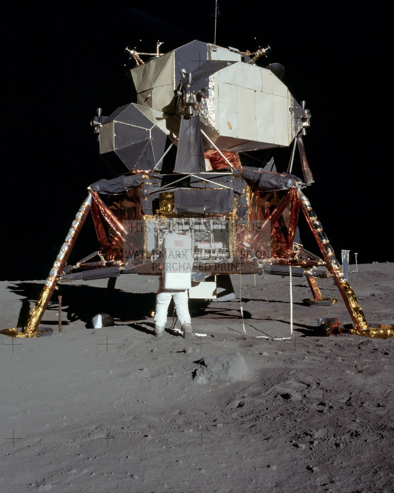 BUZZ ALDRIN APOLLO 11 REMOVING SEISMOMETER FROM LUNAR LANDER 8X10 NASA PHOTO
