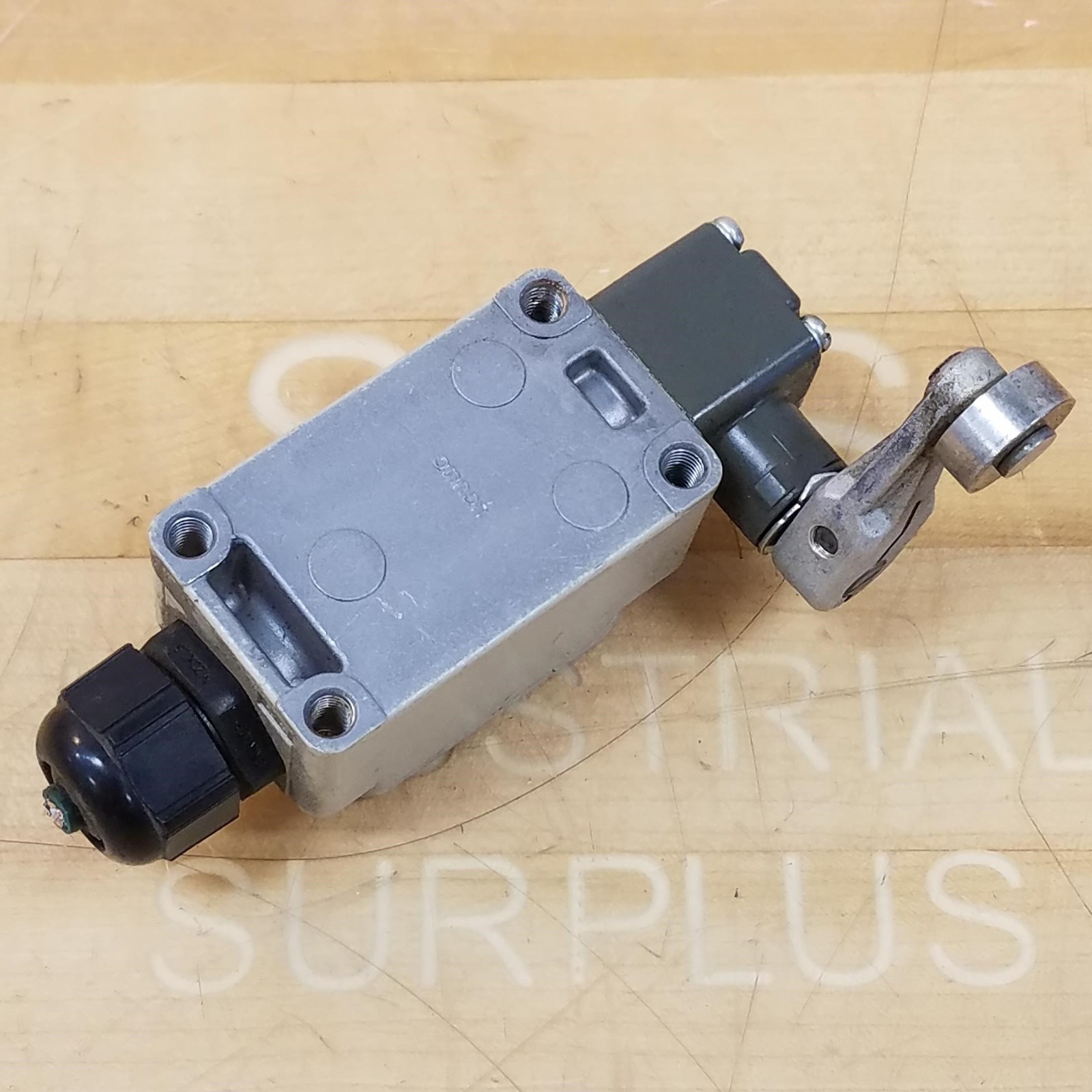 Omron WLCA2-G Limit Switch, 2 AMP, 250 VAC - USED