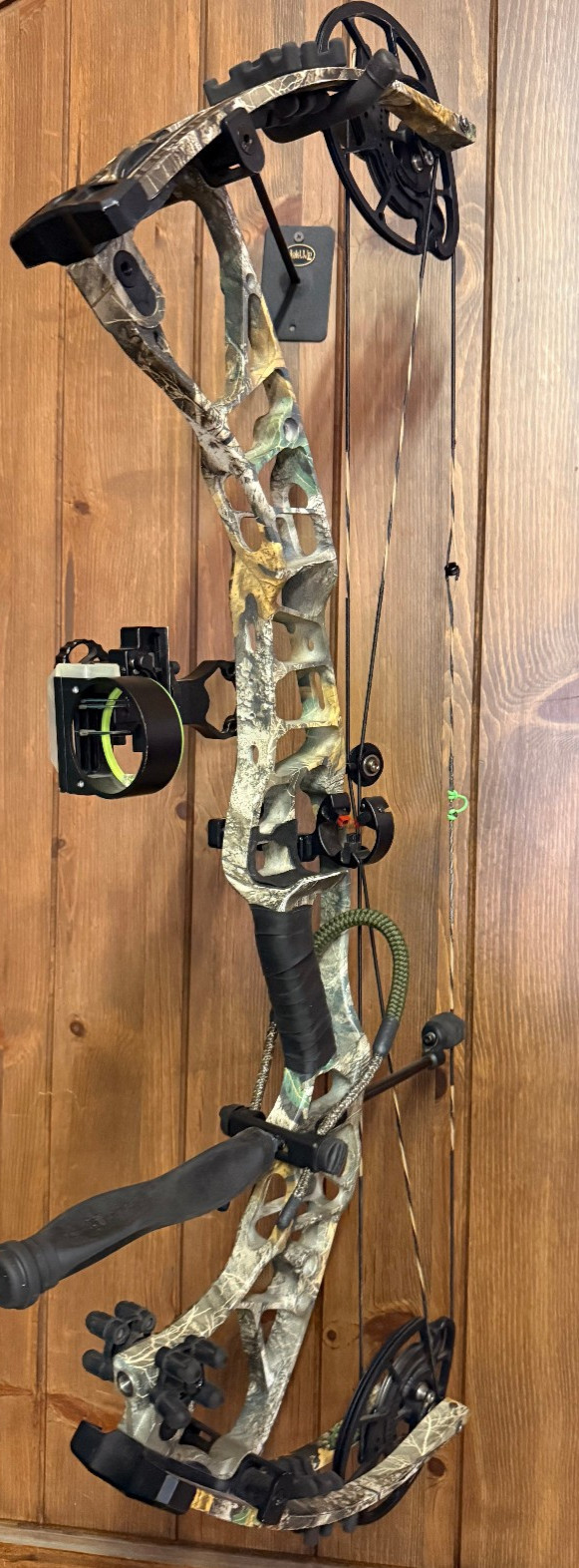 Hoyt Ventum 33 Realtree Camo Hunting Bow 26-29" 50-60lb RH Black Gold Sight