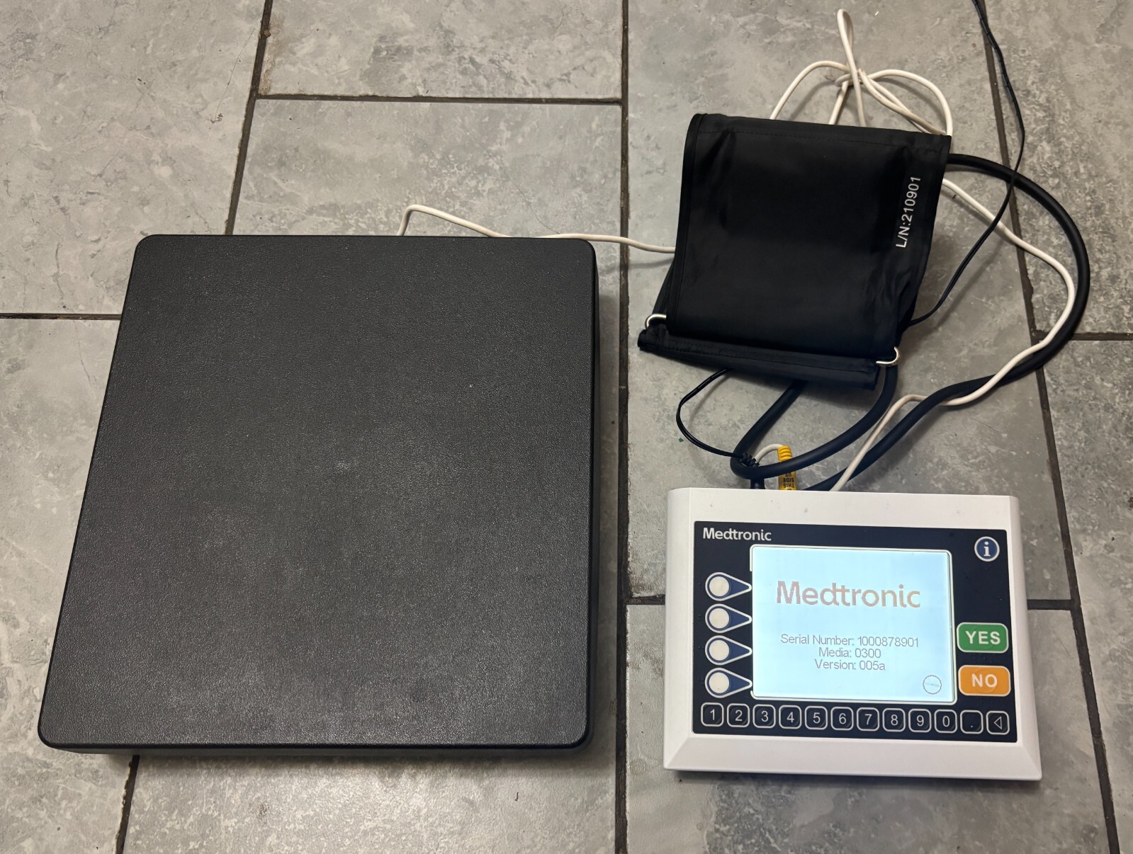 Medtronic CD320 Flex Blood Pressure Monitor + Commander Scale SC100 + Cuff