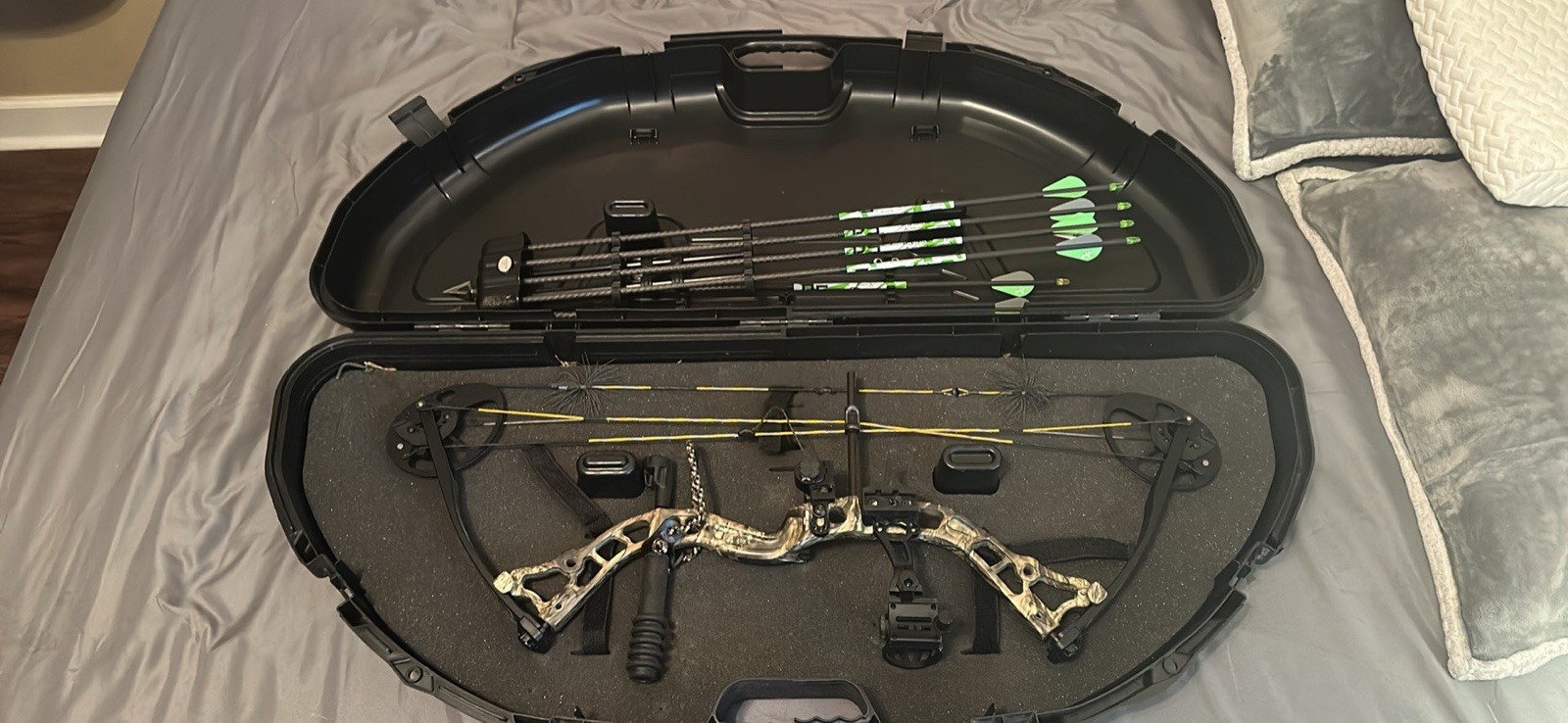 Bowtech Camouflage Compound Bow LH 70lb 28in Package Hard Case w/ Arrows