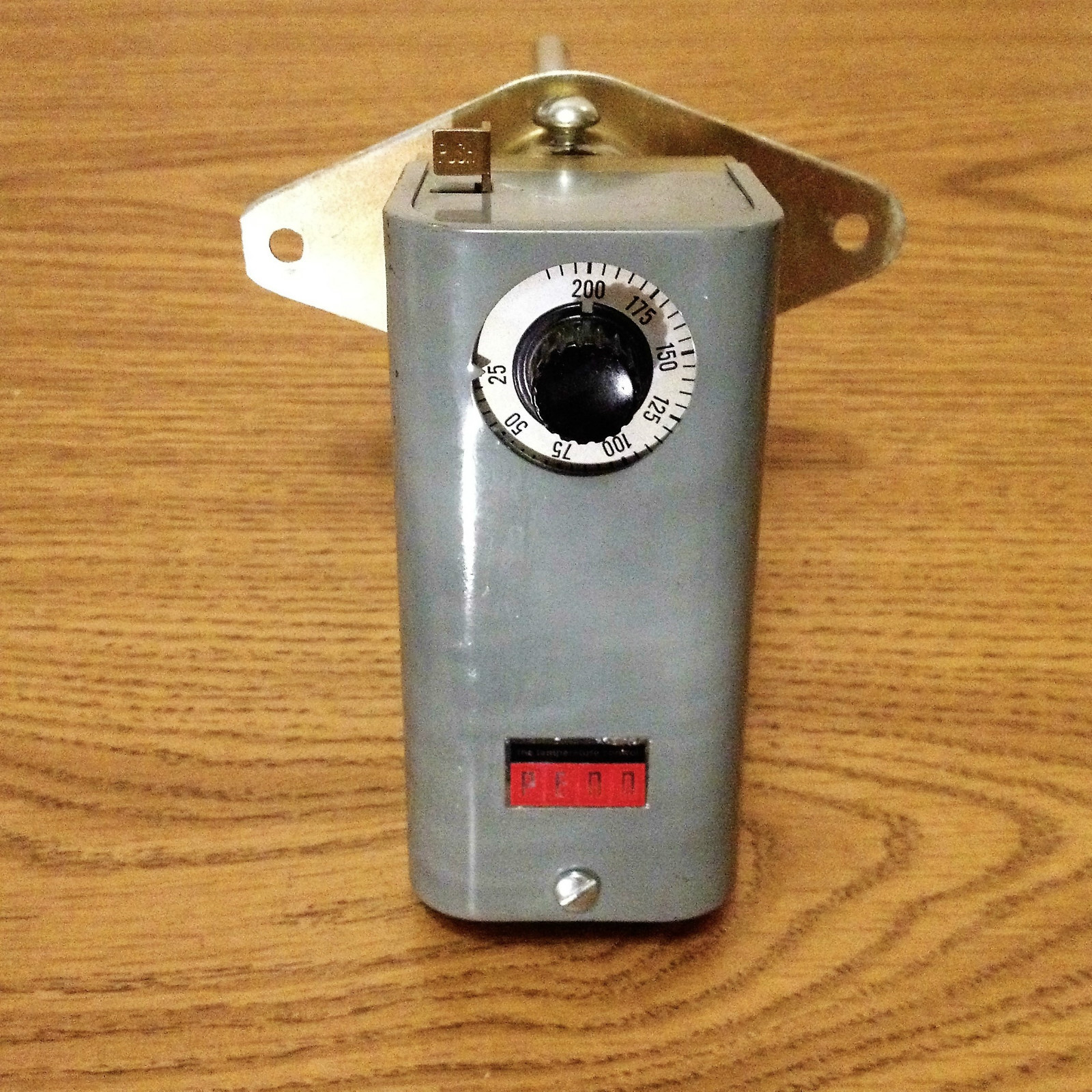 PENN JOHNSON CONTROLS A25AN-1 25 / 200 F TEMPERATURE CONTROLLER