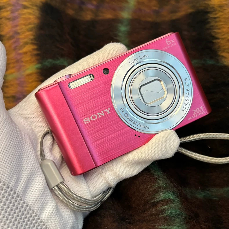 Sony Cyber-shot DSC-W810 Digital Camera 20.1MP 6X Optical Zoom English Language