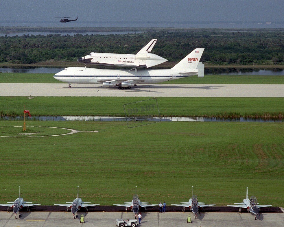 747 Shuttle Carrier Aircraft delivers Space Shuttle Endeavour 8X12 PHOTOGRAPH