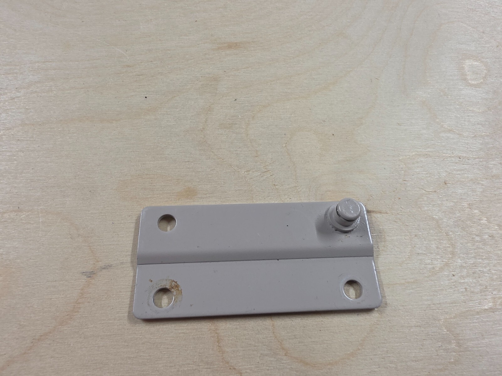 Truth dyad stud bracket for casement window operator right / Hand