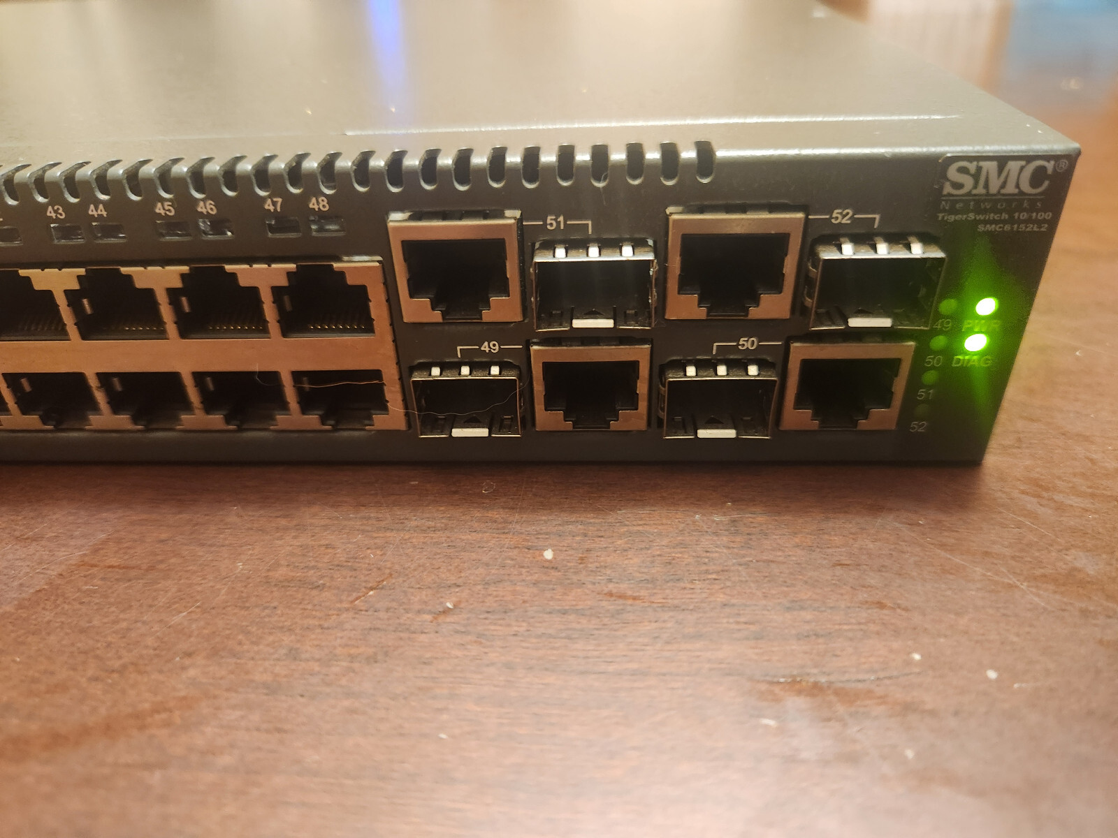 SMC NETWORKS TIGERSWITCH 10/10 -- SMC6152L2 -- 48 Ports