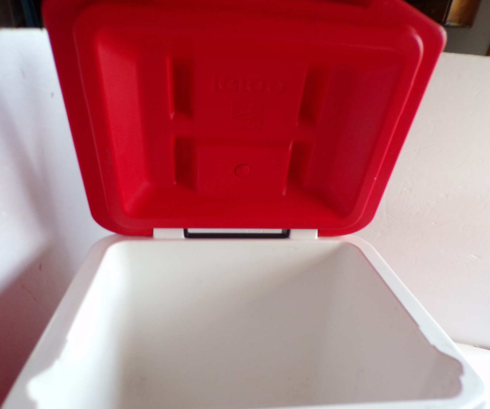 Igloo Rolling Chest Cooler Profile II Red 16 Quart 24 Can