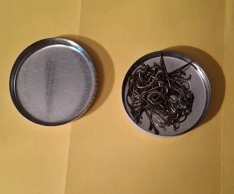Vintage Frabill CAN-O-HOOKS TIN 4832 WITH HOOKS