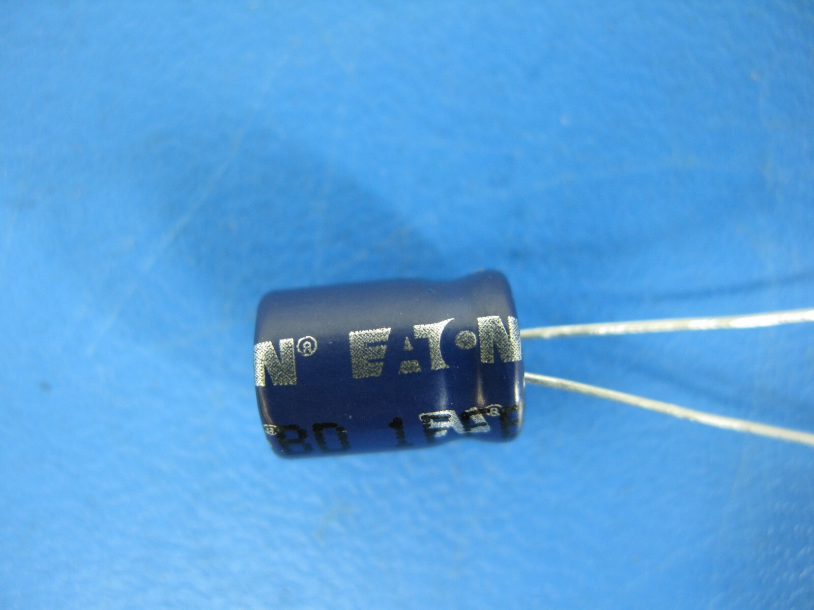 (5) New 2018 Eaton Radial Lytic Capacitors, 2.5V 1F, 8.5x13.5mm B0810-2R5105-R