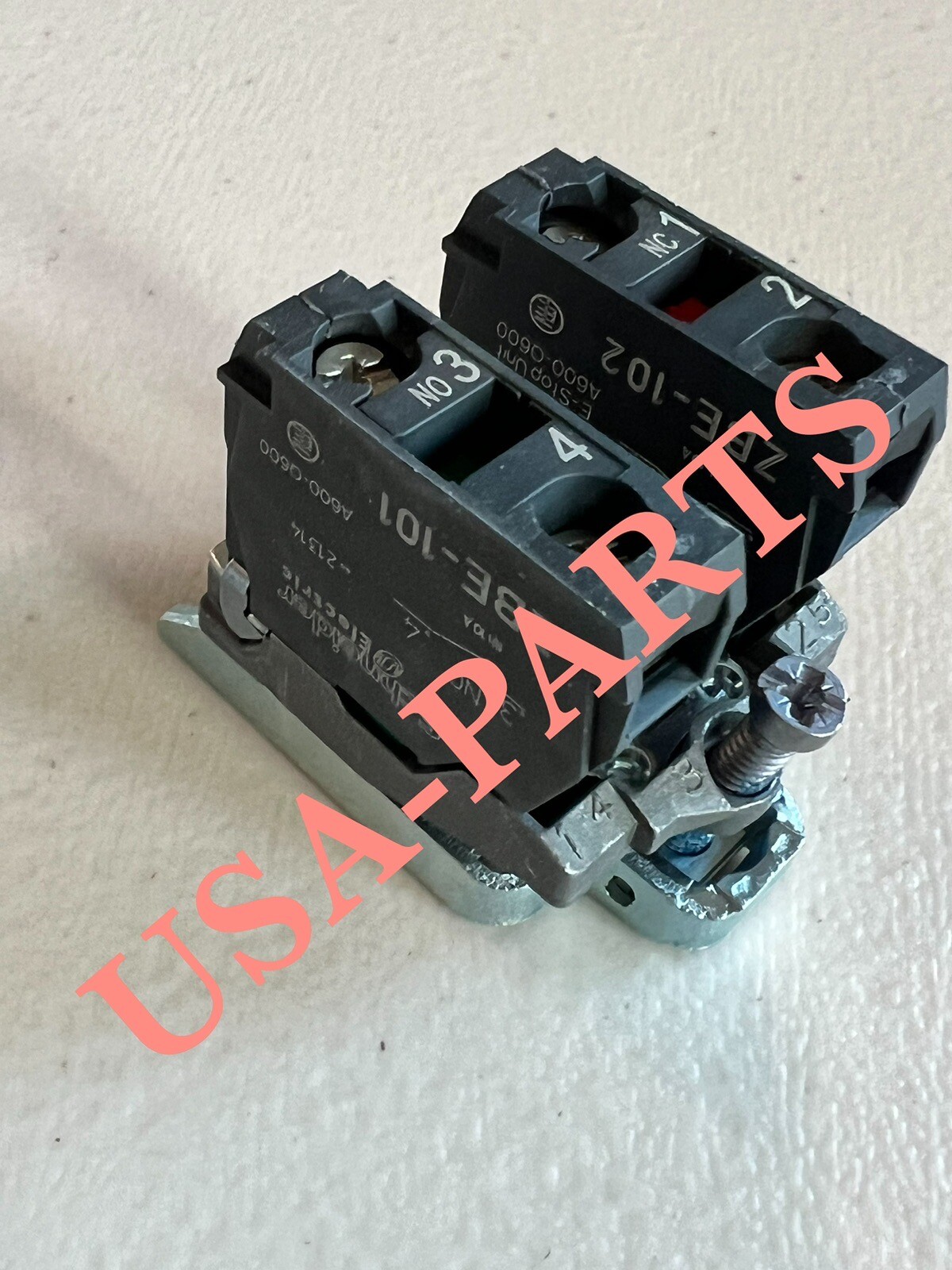 New Schneider ZB4BZ105 w/Metal Latch , 1NC ZBE102 1NO ZBE101*Ships Same Day