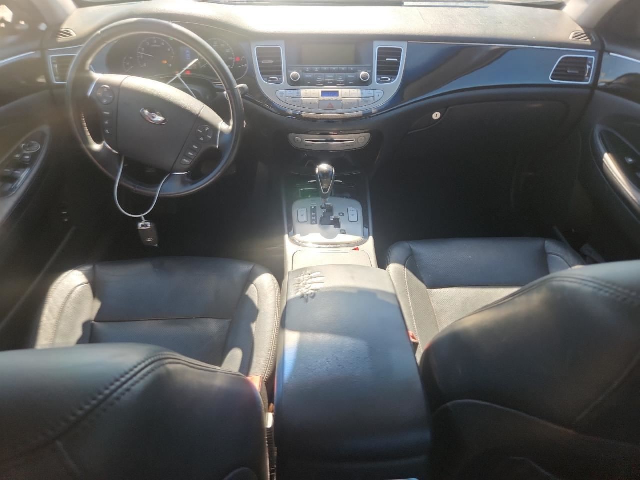 GENESIS 2013 Glove Box 4857884