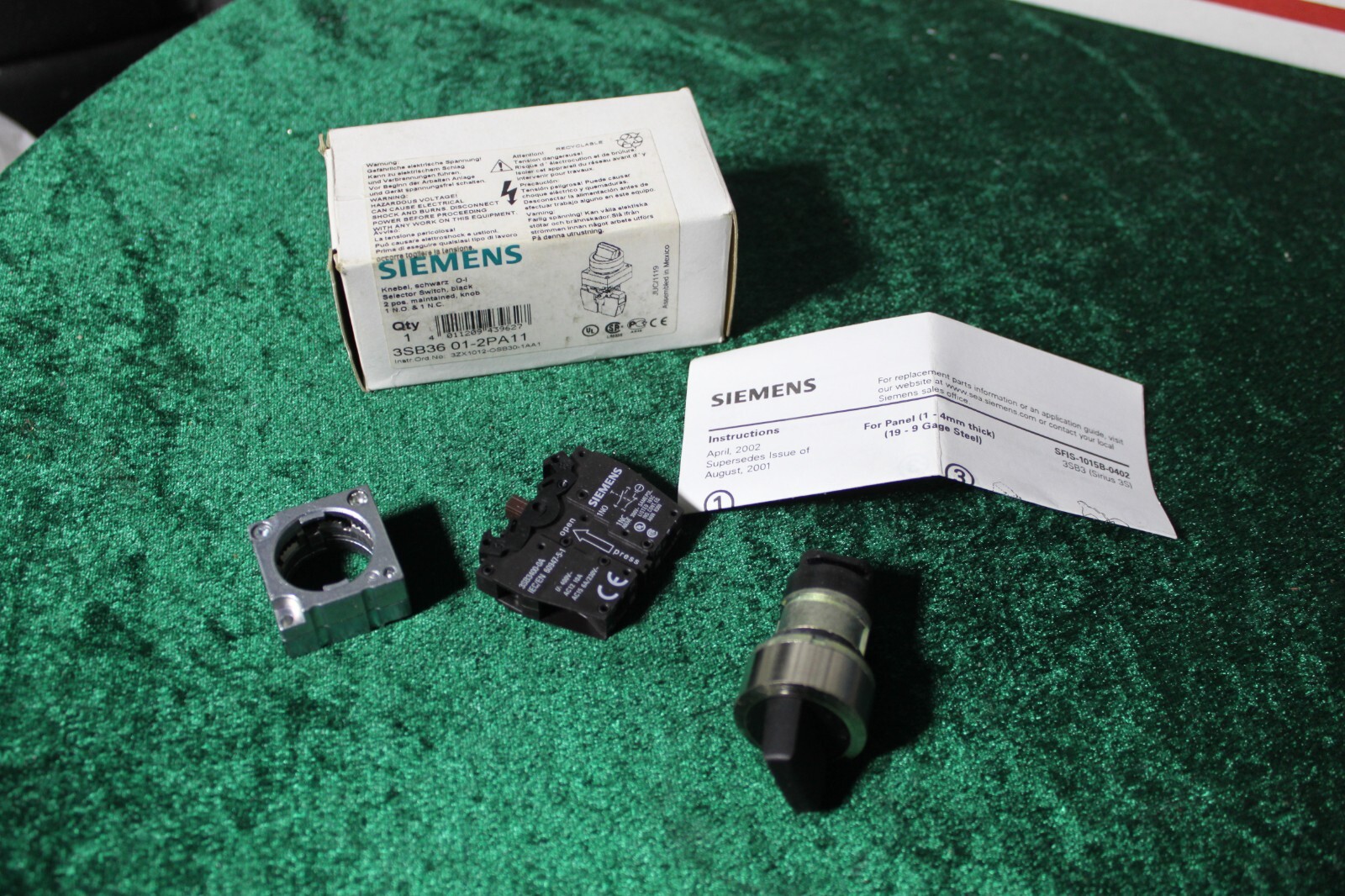 Siemens 3SB3601-2PA11 *NEW* Selector Switch Black 2 Position