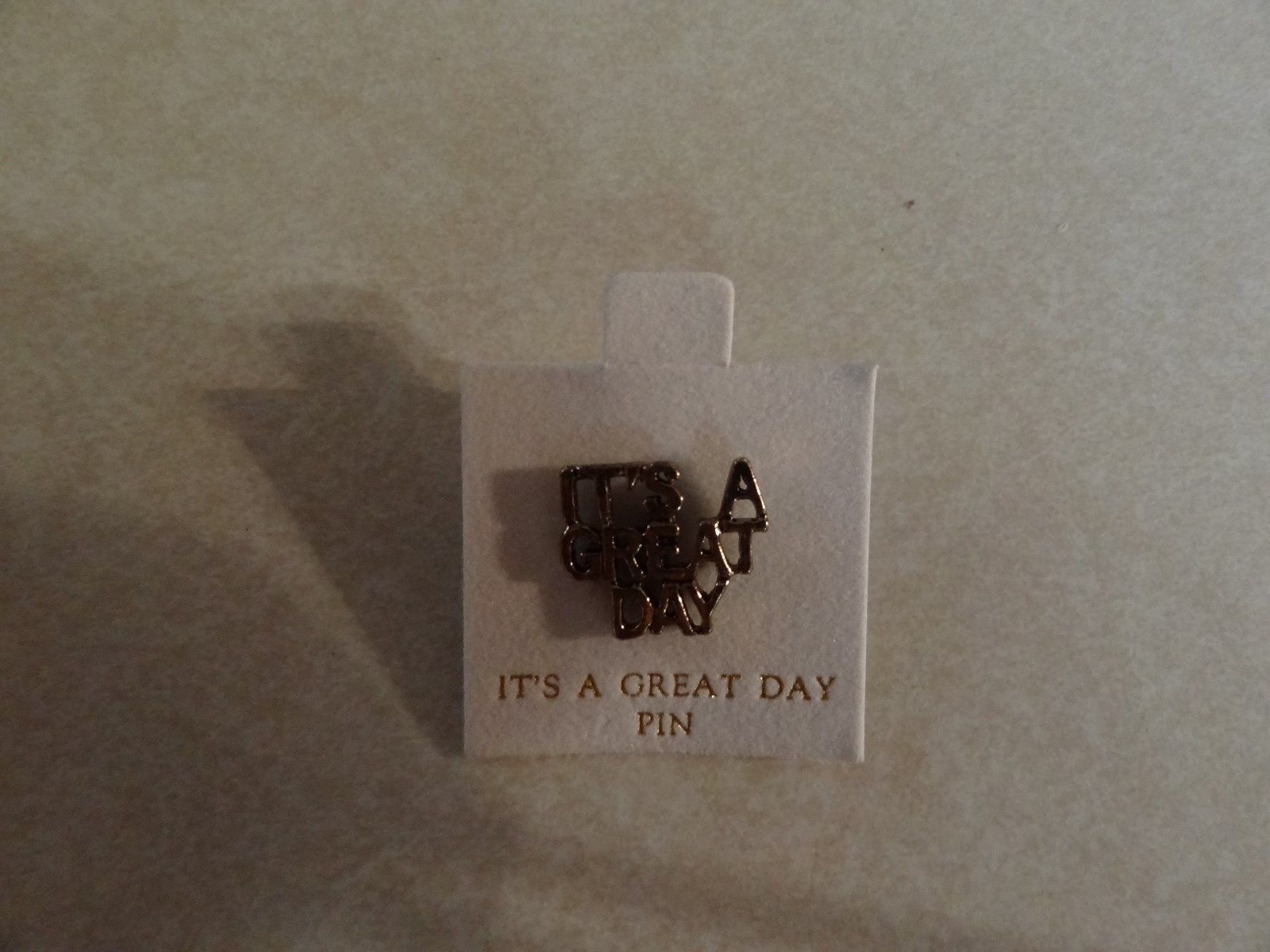 INSIGNIA CREST HAT PIN MINI BADGE ITS A GREAT DAY 14KT GOLD OVERLAY MADE IN USA