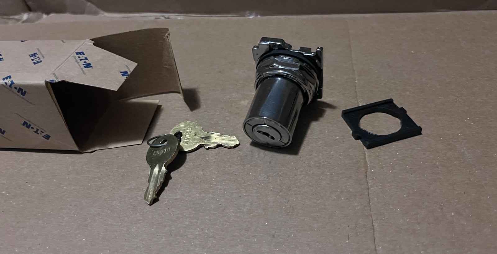 New Eaton 3-Position Key Operator Selector Switch 10250ED1083 NOS