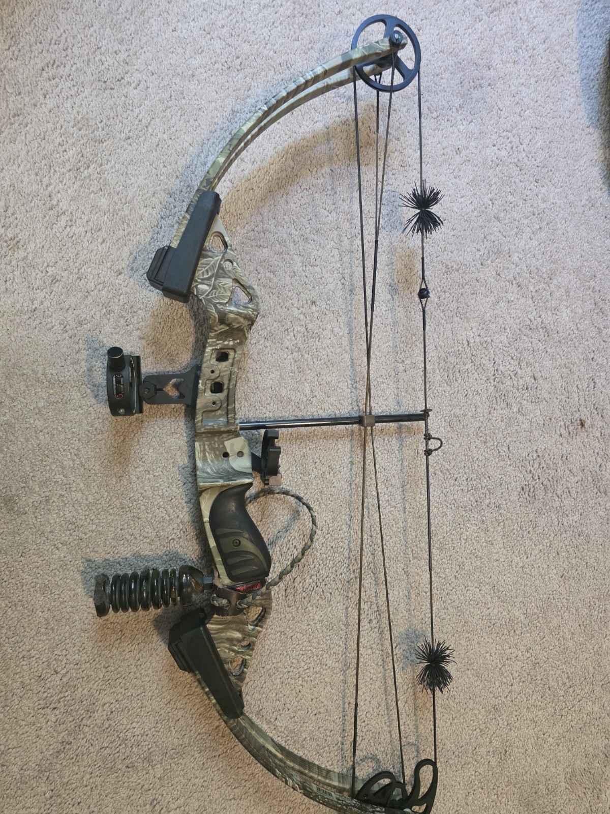 Buckmasters BTR RH Compound Bow 70lbs Pull DL 29"