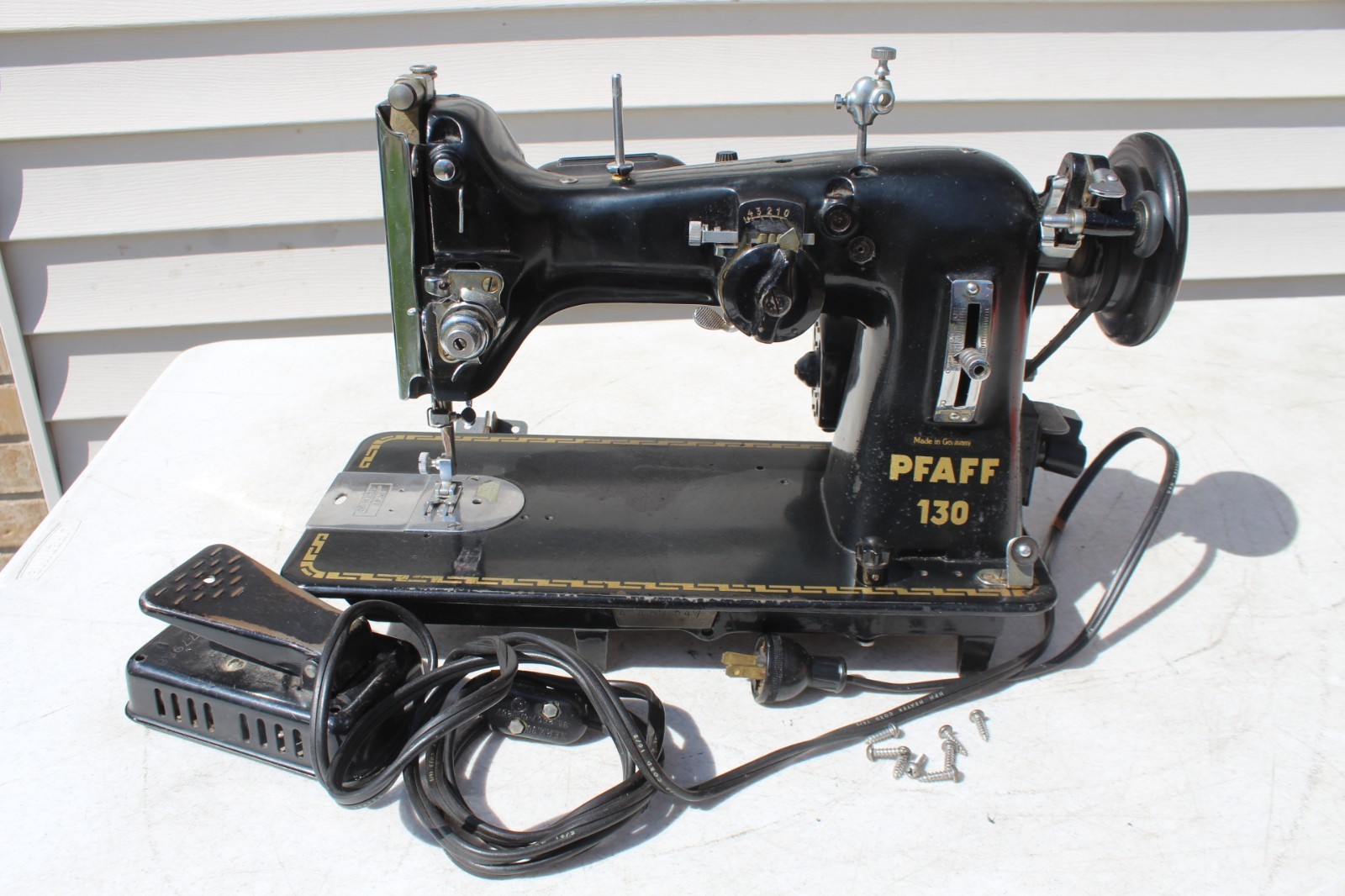 VTG Pfaff 130 Sewing Machine Germany Straight / Zig Zag Stitch Heavy Duty READ