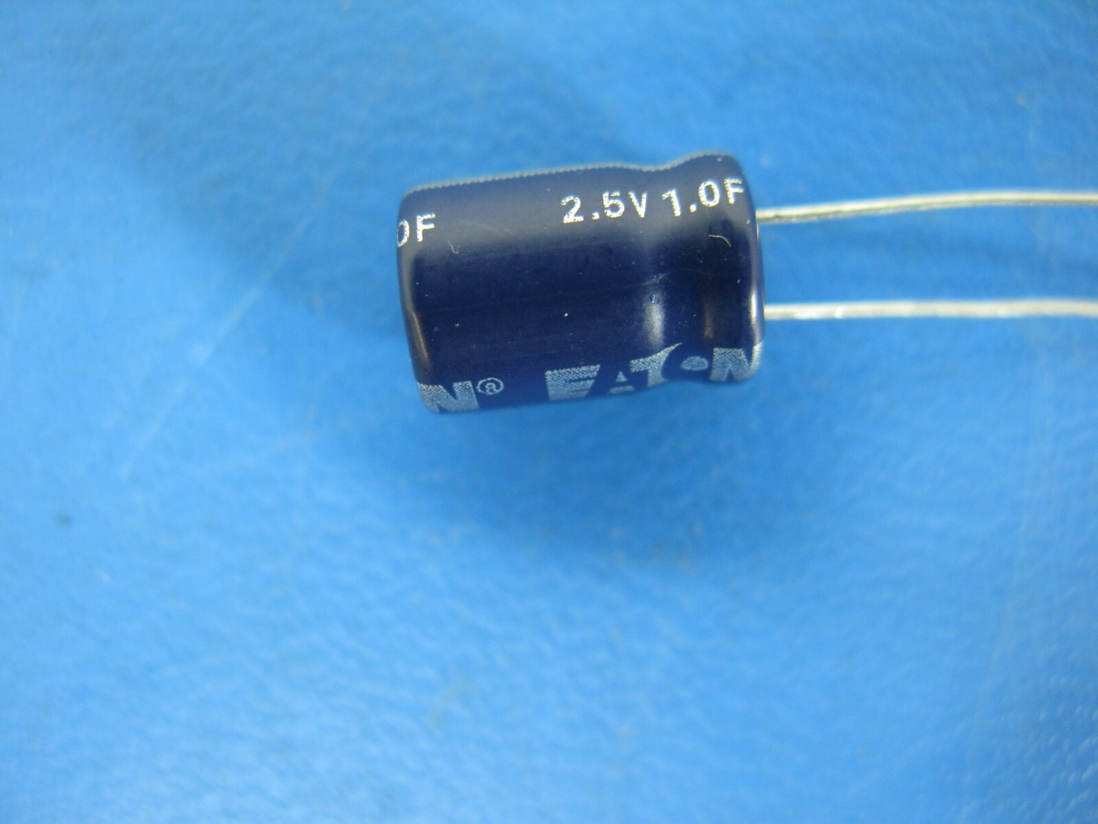 (5) New 2018 Eaton Radial Lytic Capacitors, 2.5V 1F, 8.5x13.5mm B0810-2R5105-R