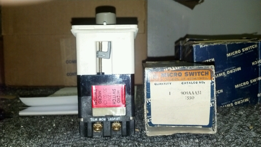 Honeywell/Microswitch CMC Series Push Button 909AAA51 WITH  CONTACT  BLOCK NEW