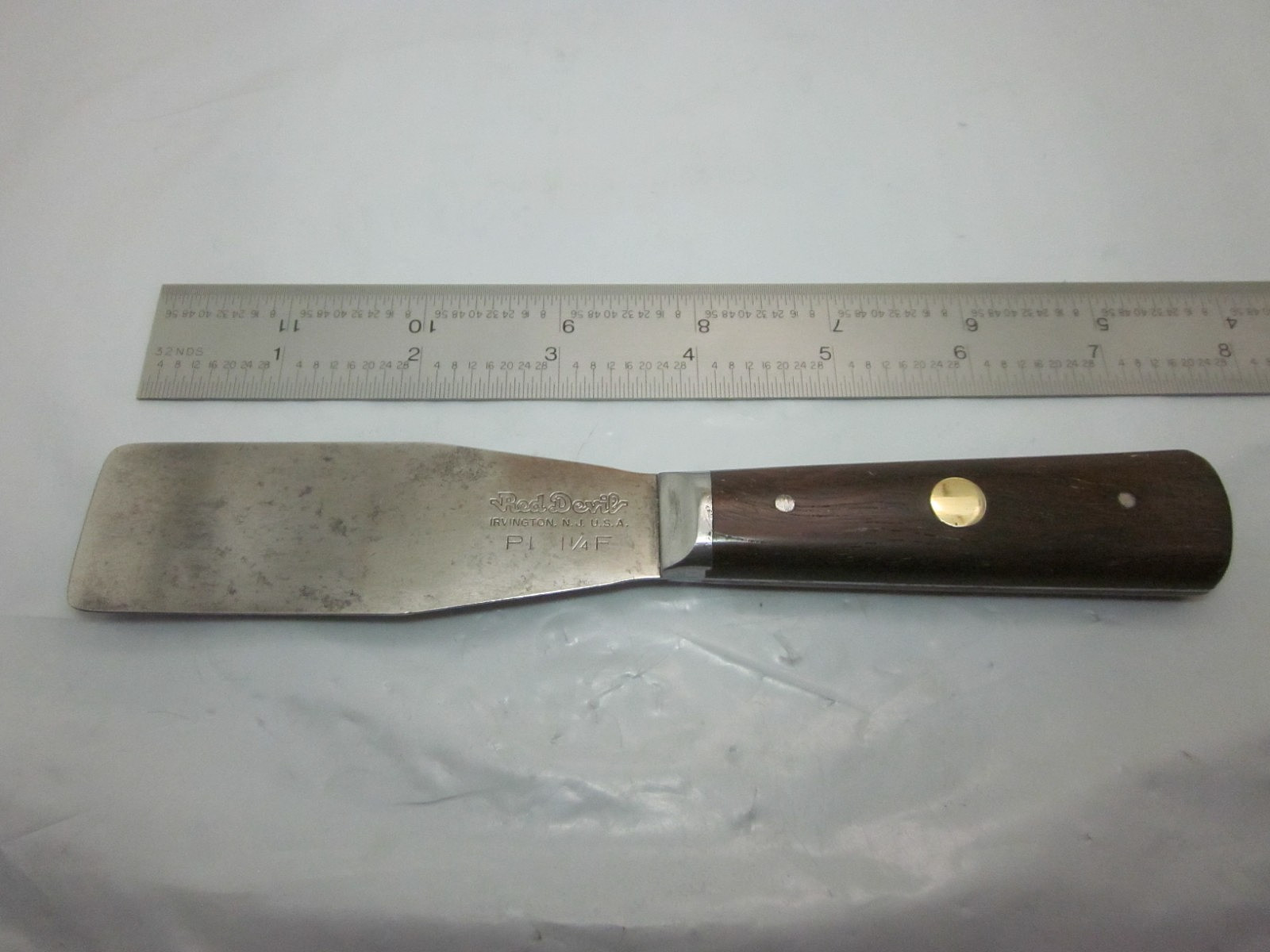 Red Devil 1&1/4"F Flexable Putty Knife Wood Handle 3 Pins USA 1940's~1950's Era