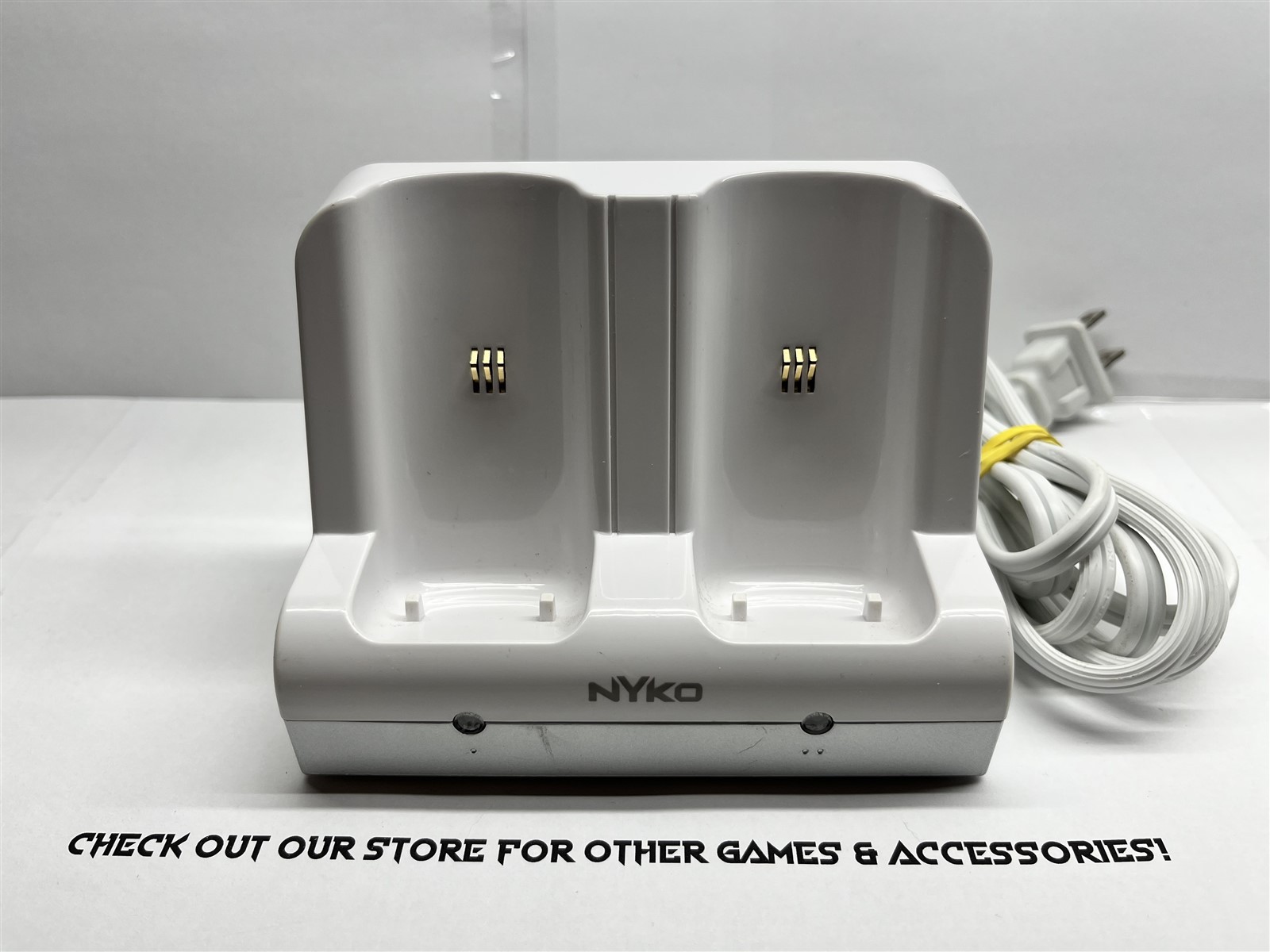 Nyko 87000-A50 - Nintendo Wii Remote Charger Station DOCKING STATION Free Ship