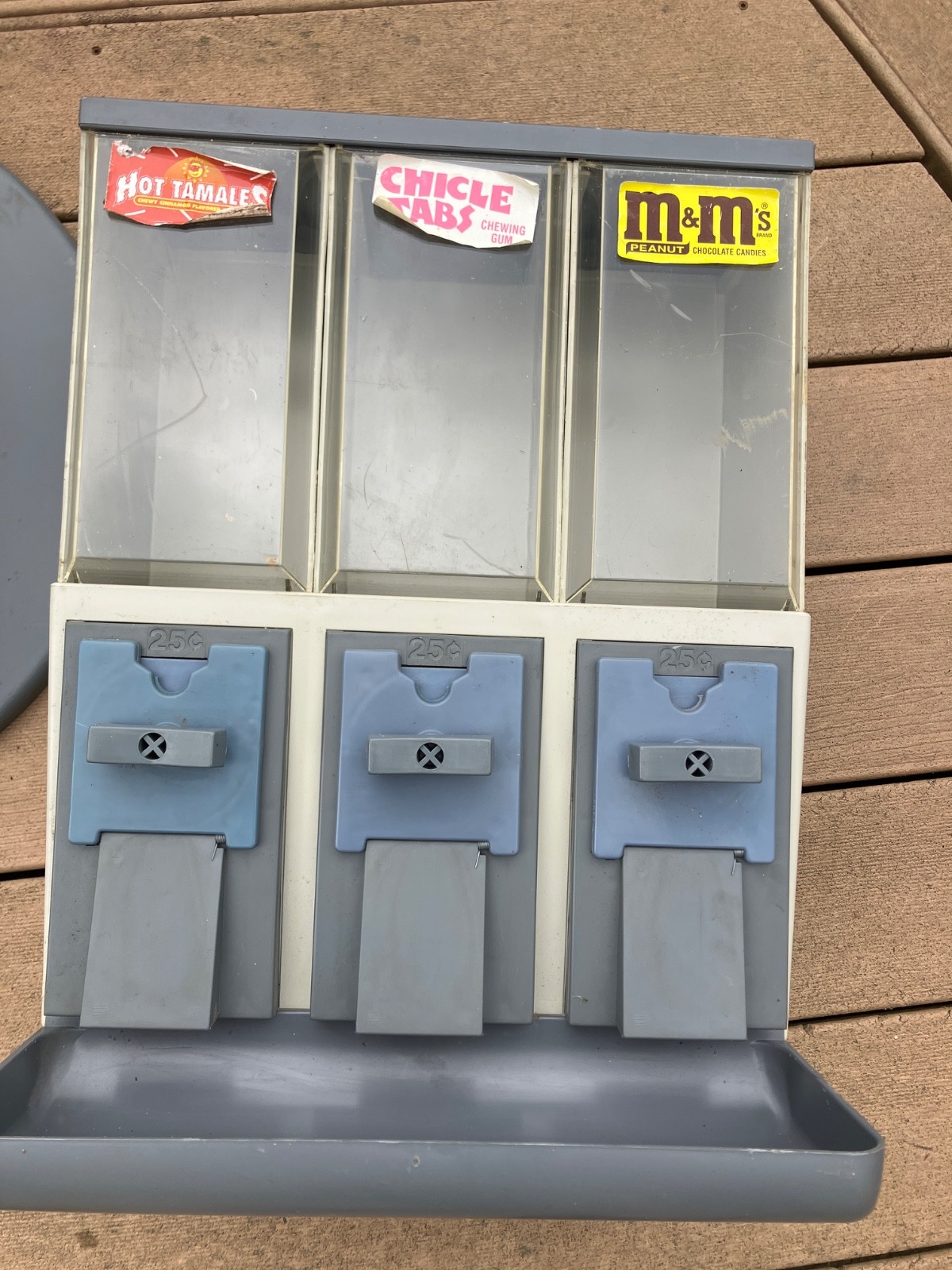 Three Bin Vendstar 3000 Bulk Candy Vending Machine w/ Stand missing keys