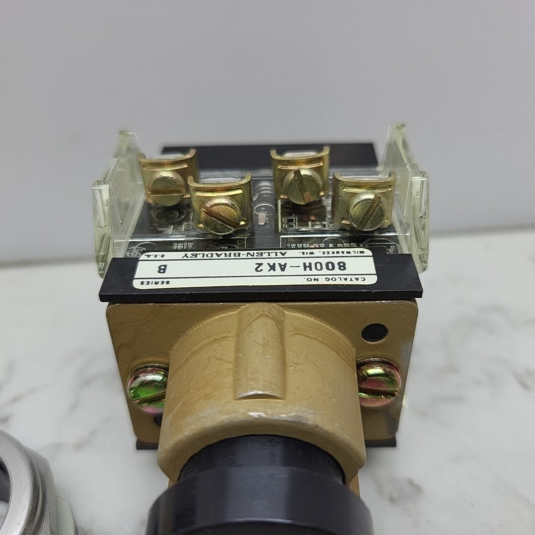 Allen Bradley Flush Head Push Button Unit Black Button 800H-AK2B Ser B New