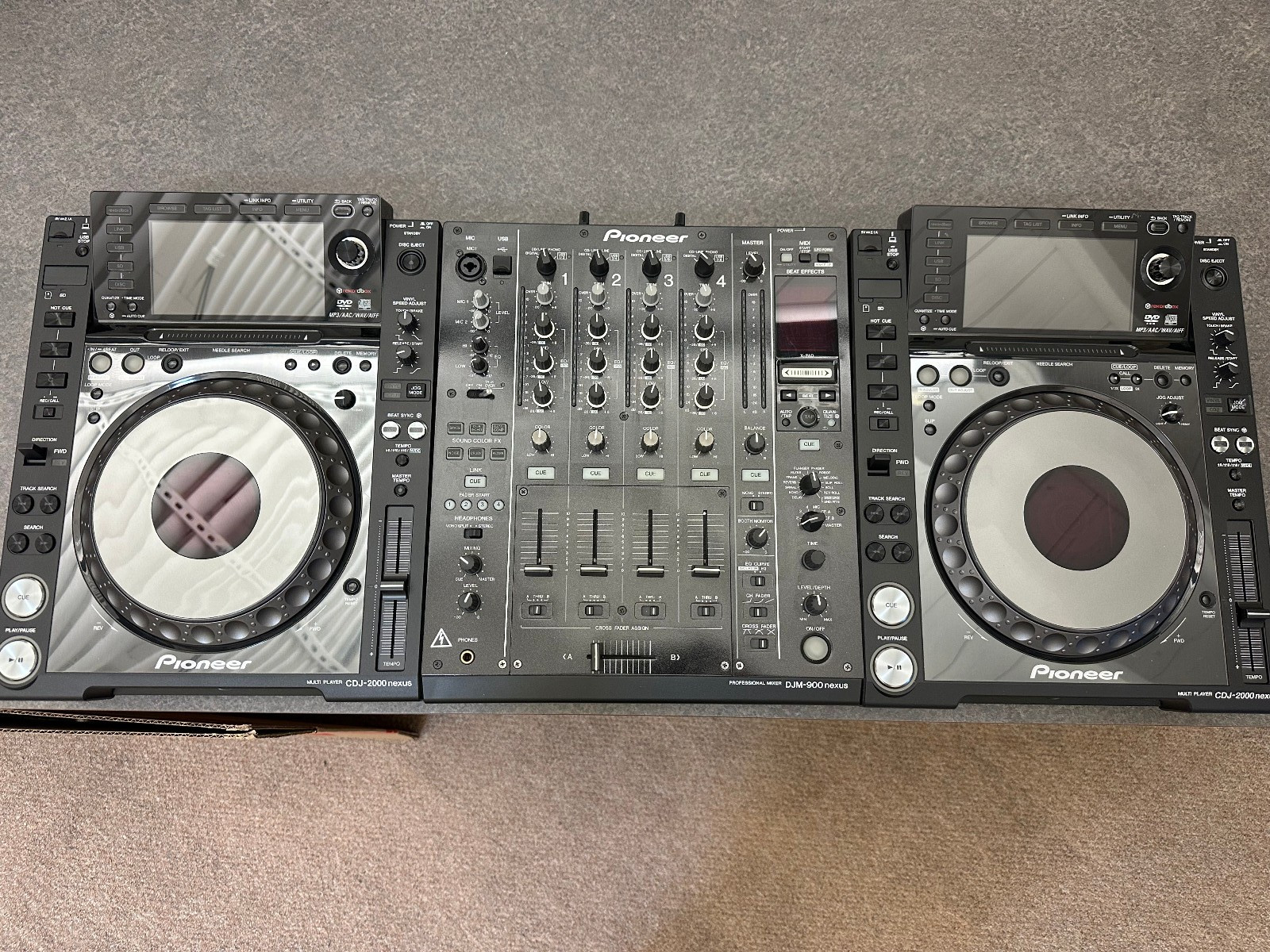 2x Pioneer CDJ-2000 Nexus + DJM-900 Nexus Mixer