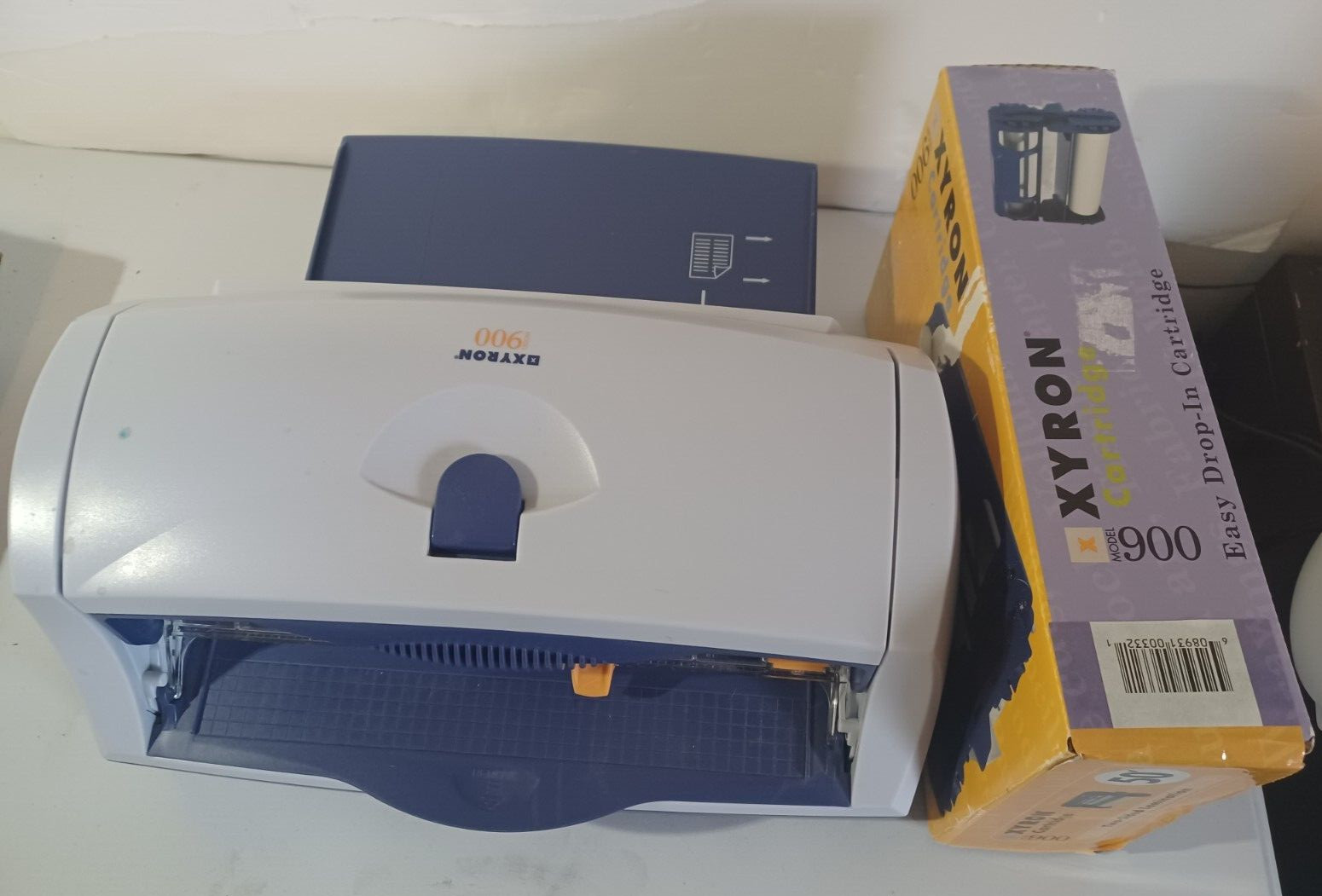 XYRON 900 STICKER LABEL MAGNET LAMINATOR MAKER w/ EXTRA 900 CARTRIDGE