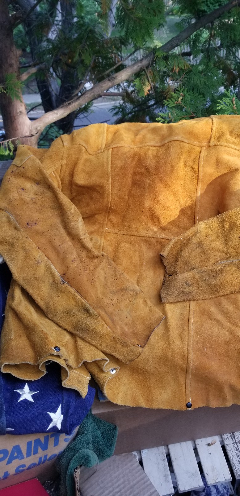 SUEDE WELDING JACKET AND JACKSON SAFETY GOGGLES SIZE MEDIUM
