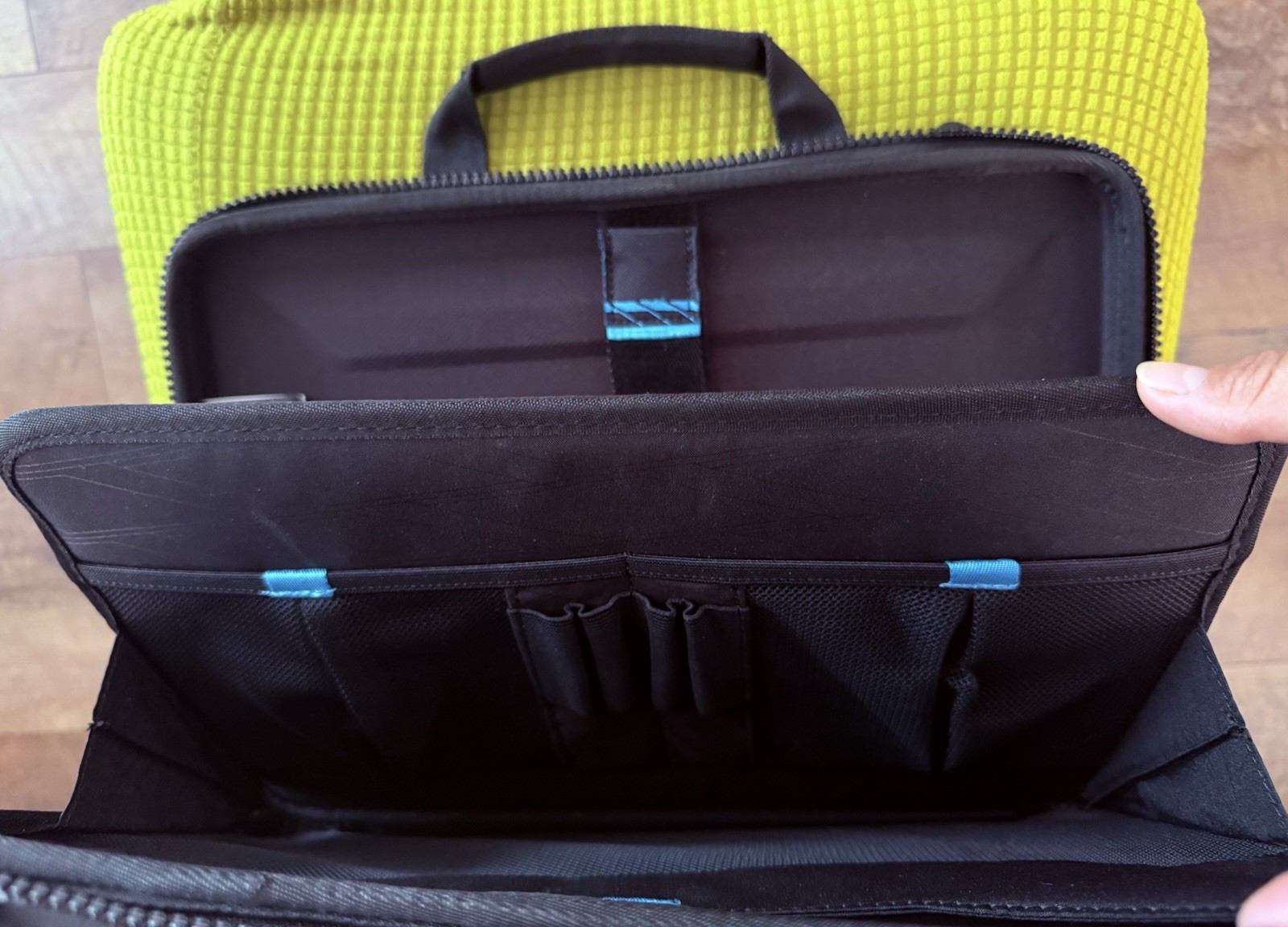 Thule Gauntlet 4 Attaché Briefcase for all 15", 16”, & 14.1" MacBooks/Laptops