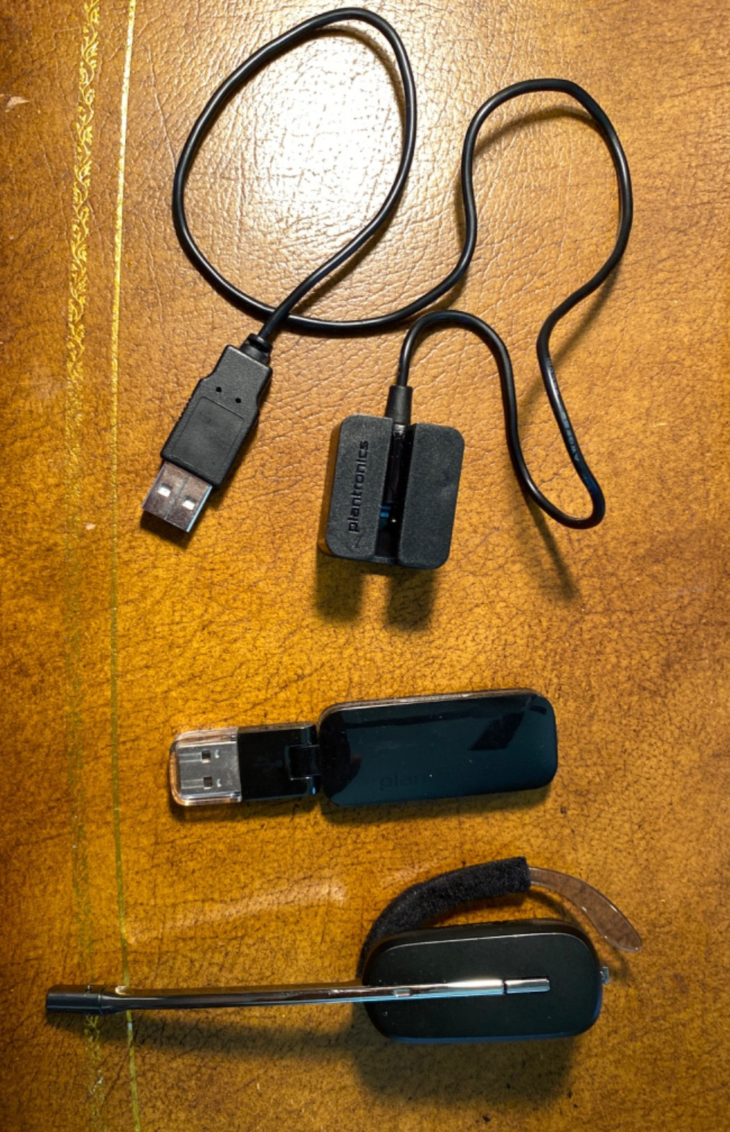Plantroncis WH 500 Earpiece & Battery with D100 USB Adapter & Charging Base.