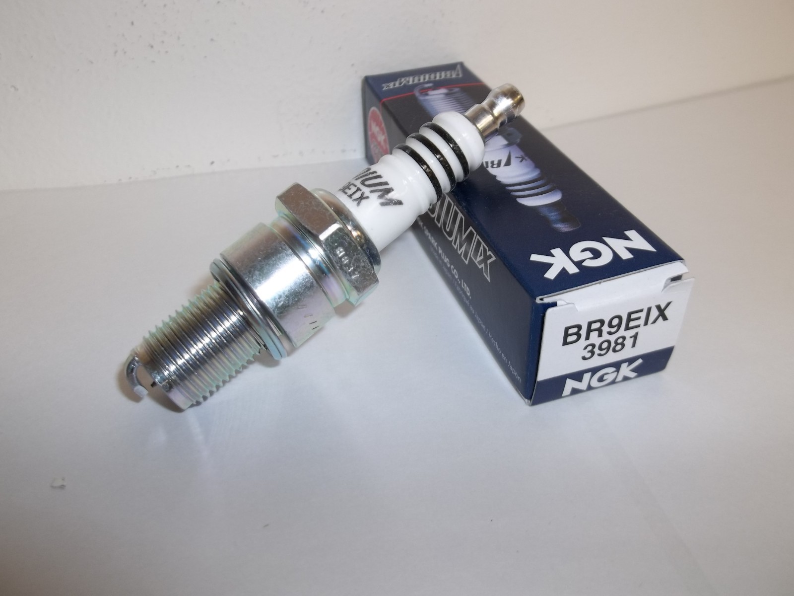NEW NGK BR9EIX (3981) IRIDIUM SPARK PLUG FOR KAWASAKI KX125 KX250 KDX175 KX 125