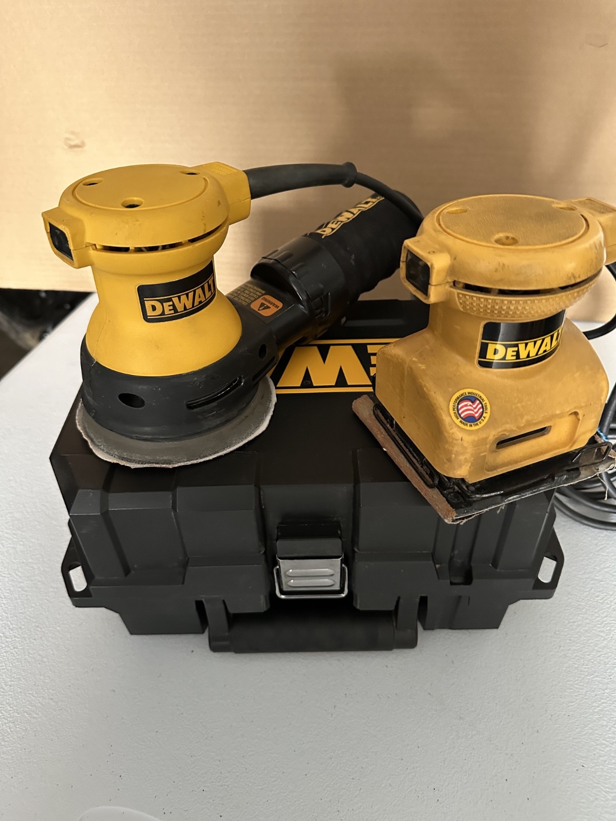 DEWALT CORDED SANDER PKG - DW421 RANDOM ORBIT SANDER & DW411 PALM SANDER - USED