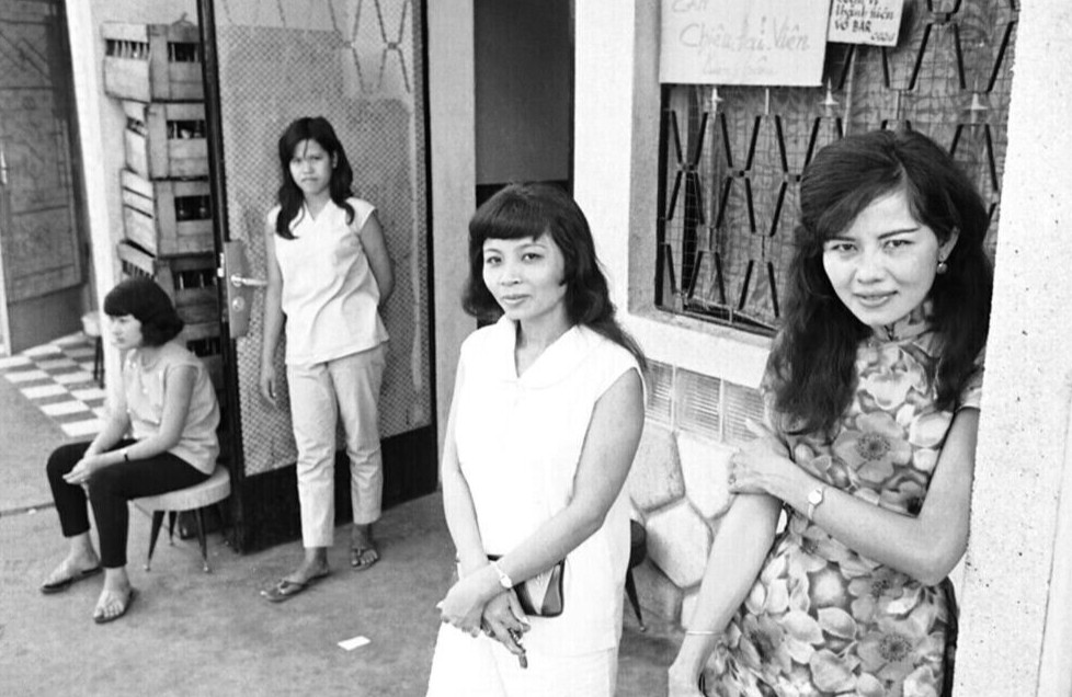 Vietnam  War  Photos --  Saigon Ladys ,.,