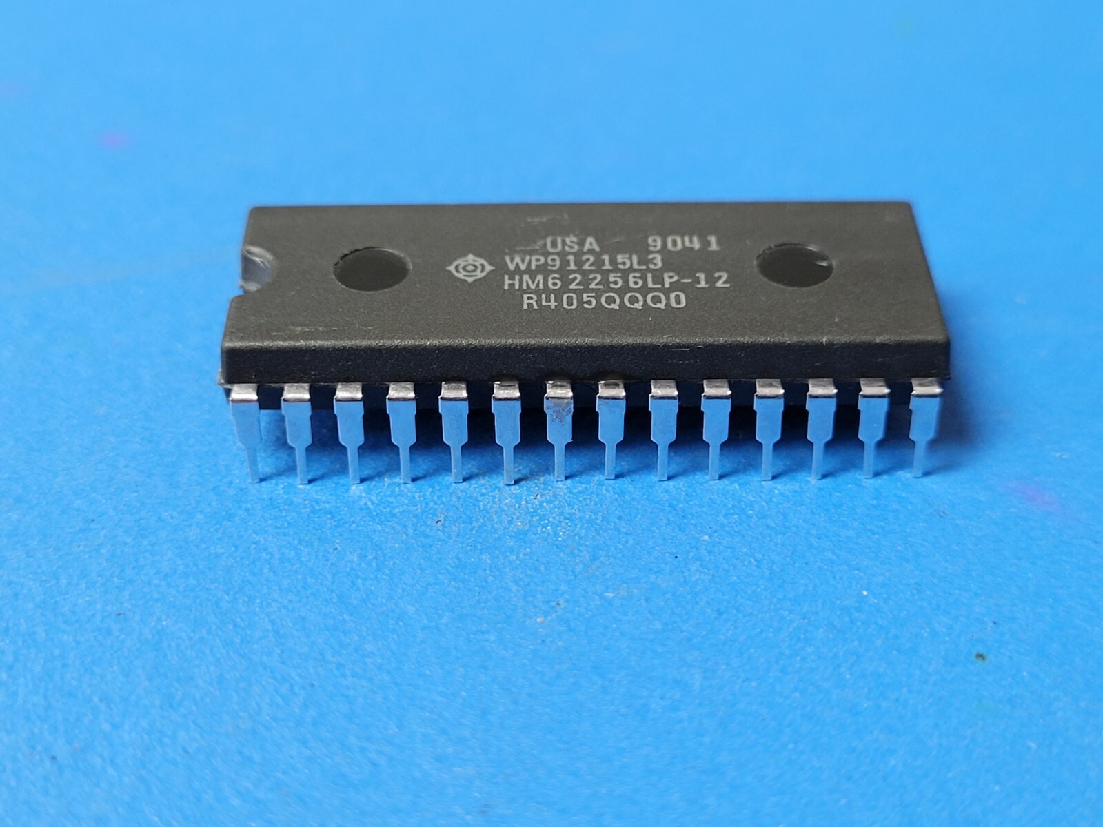 (2 PCS) HM62256LP-12 HIT Standard SRAM, 32KX8, 120ns, CMOS, PDIP28