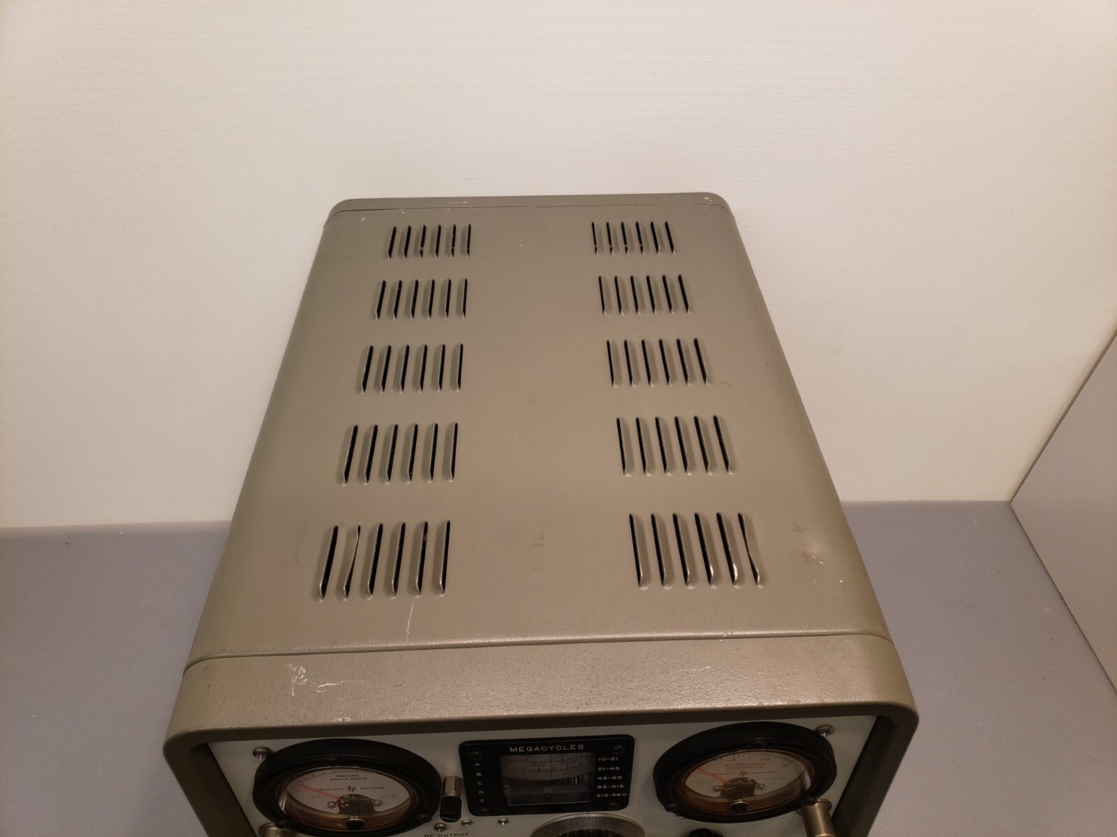 Vintage Hewlett Packard HP model 608E VHF Signal Generator **Nice Condition