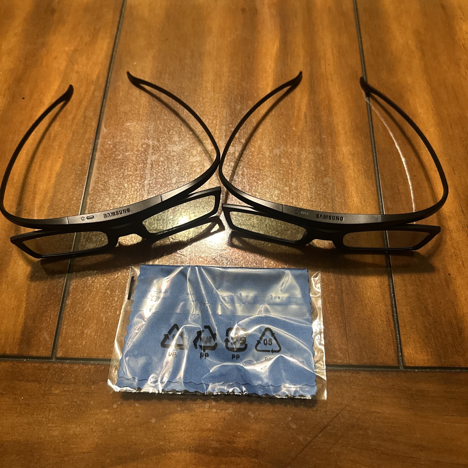 Lot Of 2 samsung glasses SSG-3050GB 3D (needs Batteries)