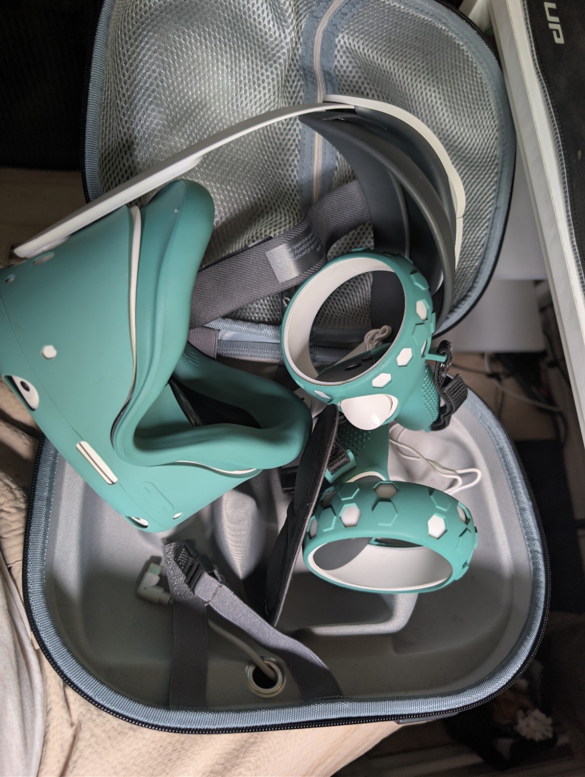 Oculus (Meta) Quest 2 256GB w Pro Strap, Hard Charging Case / Silicone Covers