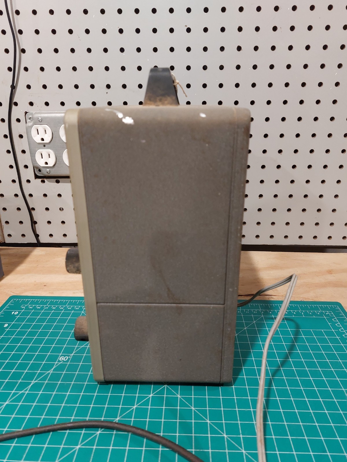 Heathkit IG-102 RF Signal Generator - POWERS UP / UNTESTED ANY FURTHER