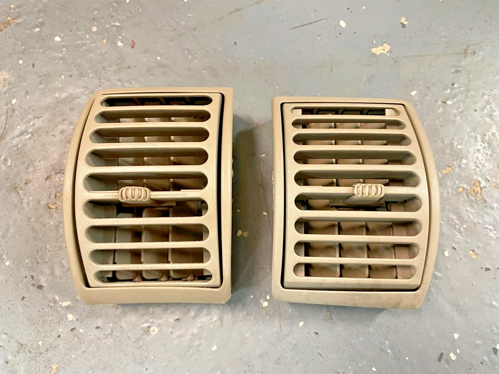 95-98 CHEVY SILVERADO GMC SIERRA TRUCK SUBURBAN DASH HEATER VENTS PASSENGERS TAN