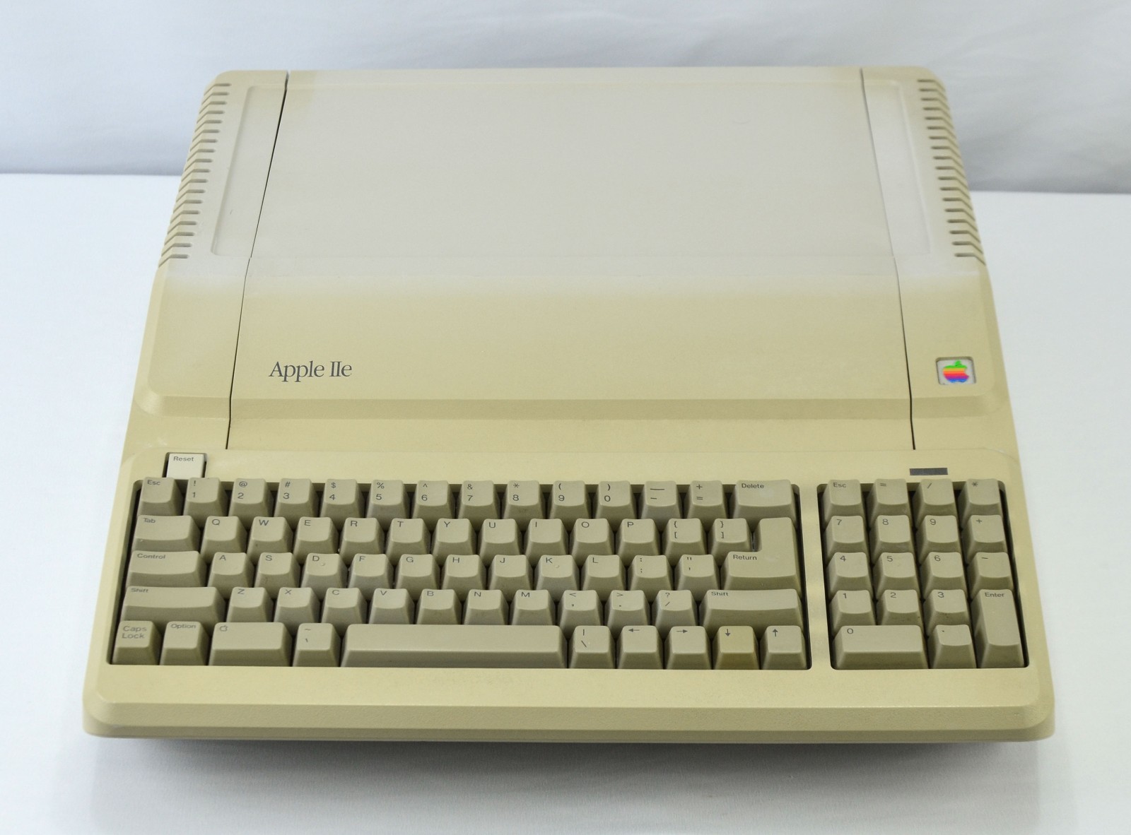 Vintage Apple IIe Platinum 128k Computer System (Works, Recapped)